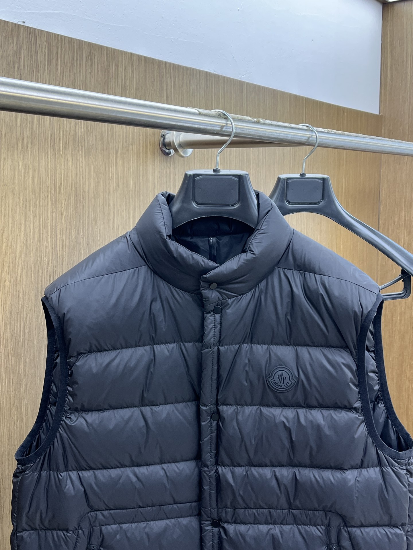 秋冬羽绒 Mon 🔥🔥秋冬新款 新款立领设计羽绒马甲外套，秋季爆款马甲选用亮泽尼龙面料打造，胸前经典印花