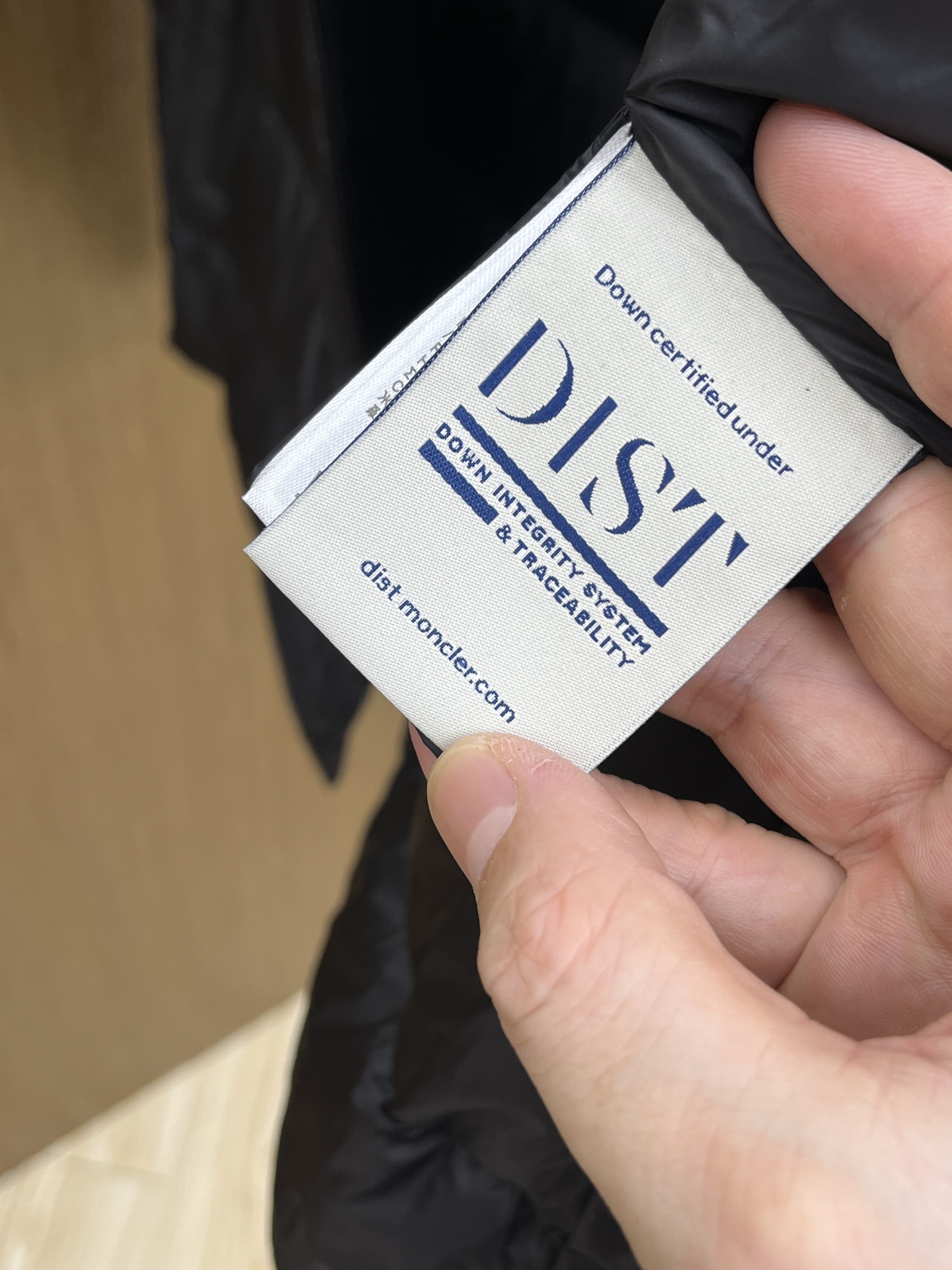 秋冬羽绒 Mon 🔥🔥秋冬新款 新款立领设计羽绒马甲外套，秋季爆款马甲选用亮泽尼龙面料打造，胸前经典印花