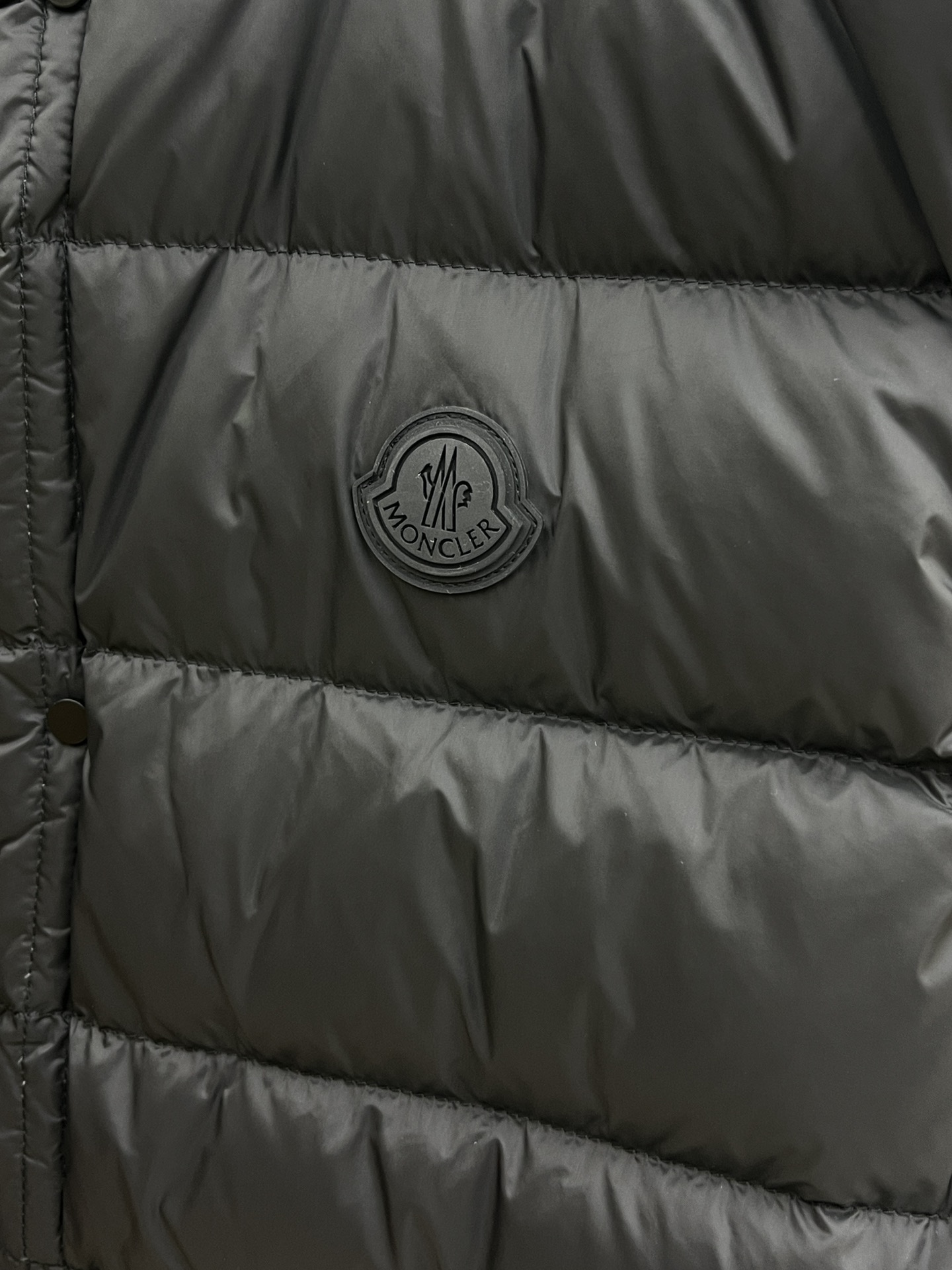 秋冬羽绒 Mon 🔥🔥秋冬新款 新款立领设计羽绒马甲外套，秋季爆款马甲选用亮泽尼龙面料打造，胸前经典印花