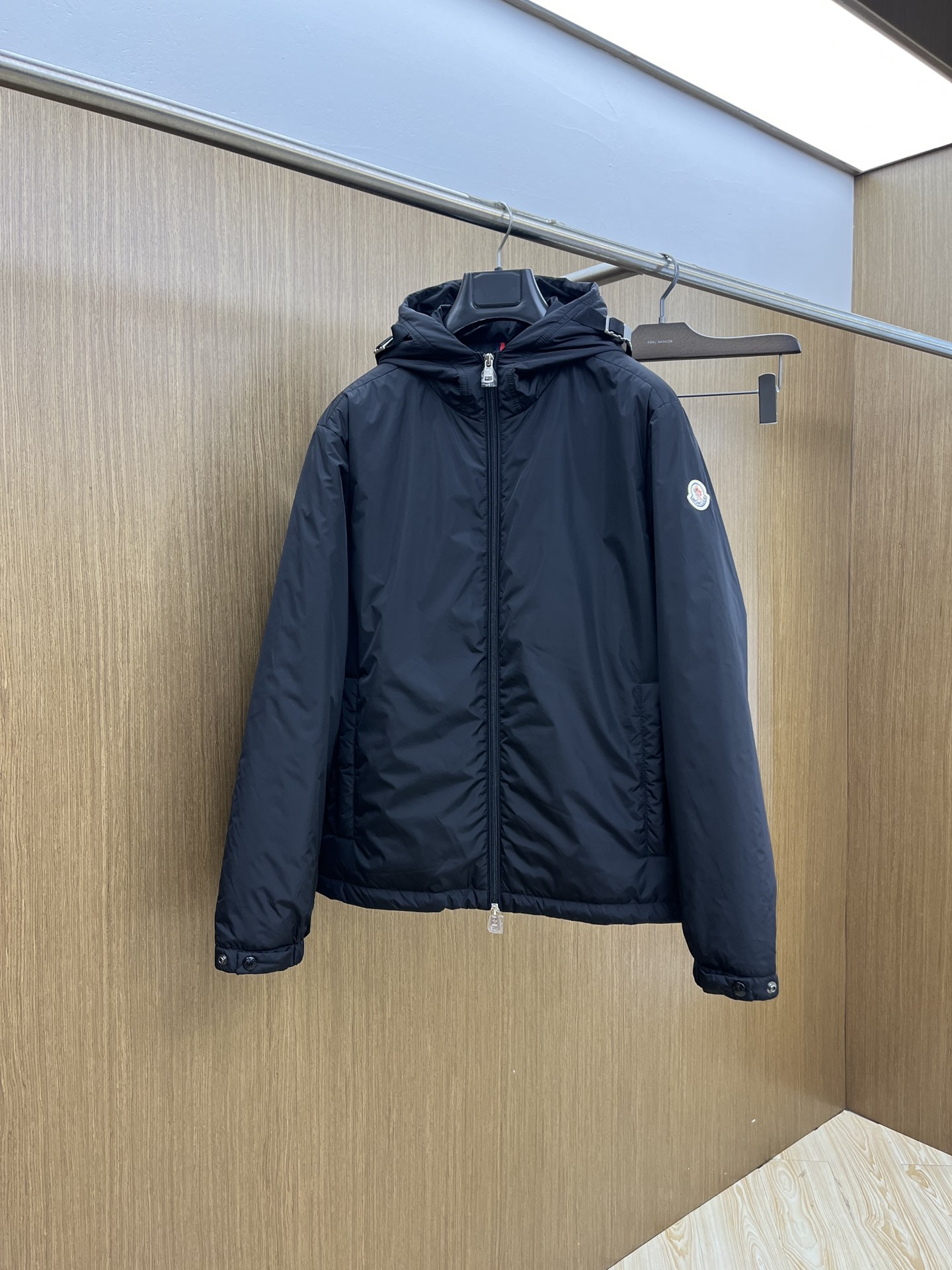 NO:539495,Autumn and Winter Mon Autumn and Winter Hooded Ribbon Jacket The new hooded inner cotton is light and light, keep warm, and the upper body style is so good!  This autumn and winter is definitely worth buying. I sincerely recommend this model made of imported materials. It is matched with exquisite car line skills. Its luxury and texture are obvious!  Handsome and casual!  It is not only fashionable, but also practical. It uses the latest technological fabric materials to create a completely different style of dressing!  The inner 1200C cotton filling enhances the cleverness, while also ensuring comfort and warmth!  Showcase the high-end texture of the brand!  The car line is smooth and even, and the details show the ingenious craftsmanship!  The style is capable and stylish, and it is the first choice for high-quality men!  Make the overall shape more chic and refined!  Whether it is daily leisure or formal occasions, you can show confidence and personality with this item!  Whether it is matched or suit pants, fsh can show a manly style that coexists with fashion and taste!  Whether in a cold winter or a warm indoor, this model can become an indispensable part of your fashionable look. Let us pursue fashion together. Number of codes: M-3XL, Jackets & coats, business suit, hats, alexander wang19860909秋冬 Mon 秋冬连帽织带外套 秋冬新款连帽内里夹棉,轻薄保暖,上身版型好到爆！这个秋冬绝对值得入手,真心推荐此款取材客供进口材质制成,搭配精湛的车线技艺,其奢华度与质感都目了然！帅气又随性！不仅具有时尚感,还兼具实穿性 采用最新科技面料材质,打造出截然不同的穿搭风格！ 内里夹1200C棉填充提升了挺括感,同时也保证了舒适和保暖性！彰显品牌的高端质感！车线平顺均匀,细节尽显匠心工艺！版型干练有型,是高品位男士们的首选！使整体造型更加别致与精致！无论是日常休闲还是正式场合,在这件的陪伴下都能展现出自信和个性！fsh无论是搭配还是西装裤,都能展现出时尚与品味并存的男士风范！无论是在寒冷的冬日还是温暖的室内,这款都能成为你时尚造型中不可或缺的一部分,让我们一起追求时尚 码数:M-3XL,,jackets & coats,business suit,hats,alexander wang,Men's clothing