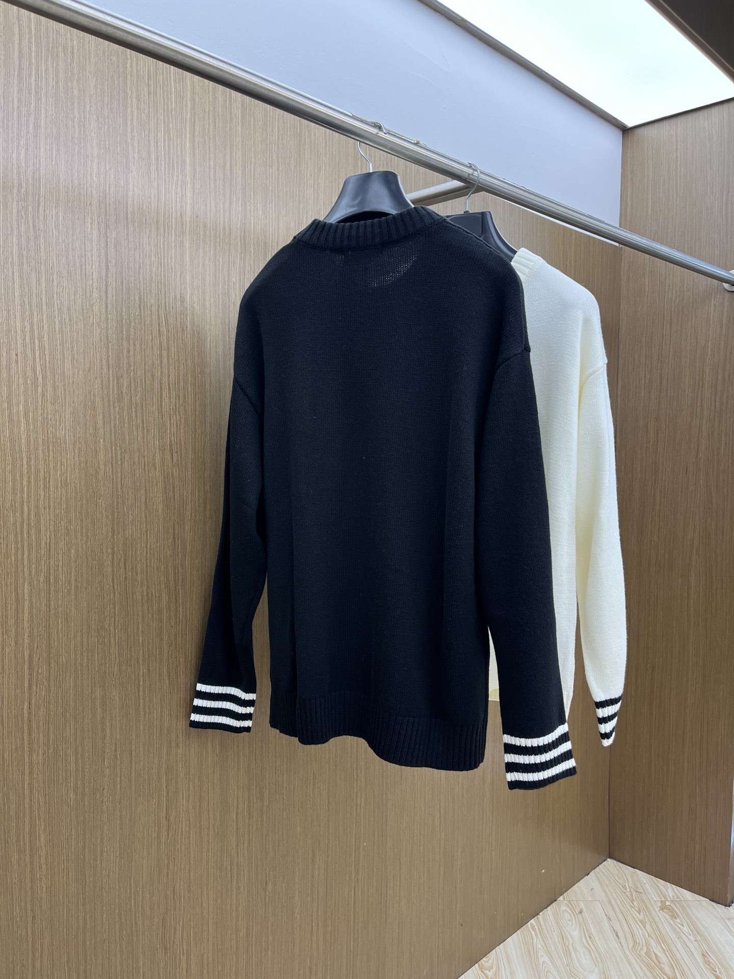 秋冬 LV 毛衣 🔥火啊2025秋冬最新系列，专柜1:1顶级复刻，全品相！潮人必备单品！懂货的老铁赶紧下