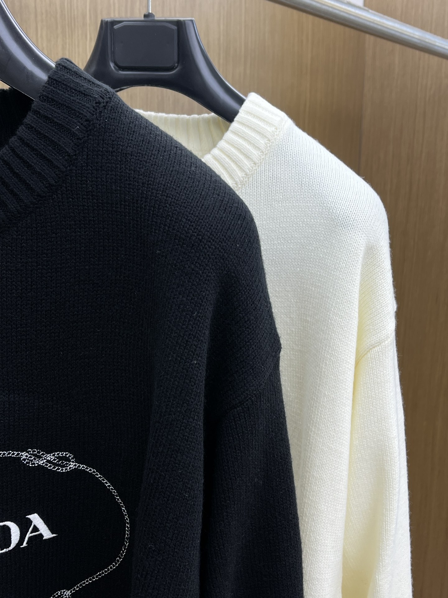 秋冬 LV 毛衣 🔥火啊2025秋冬最新系列，专柜1:1顶级复刻，全品相！潮人必备单品！懂货的老铁赶紧下