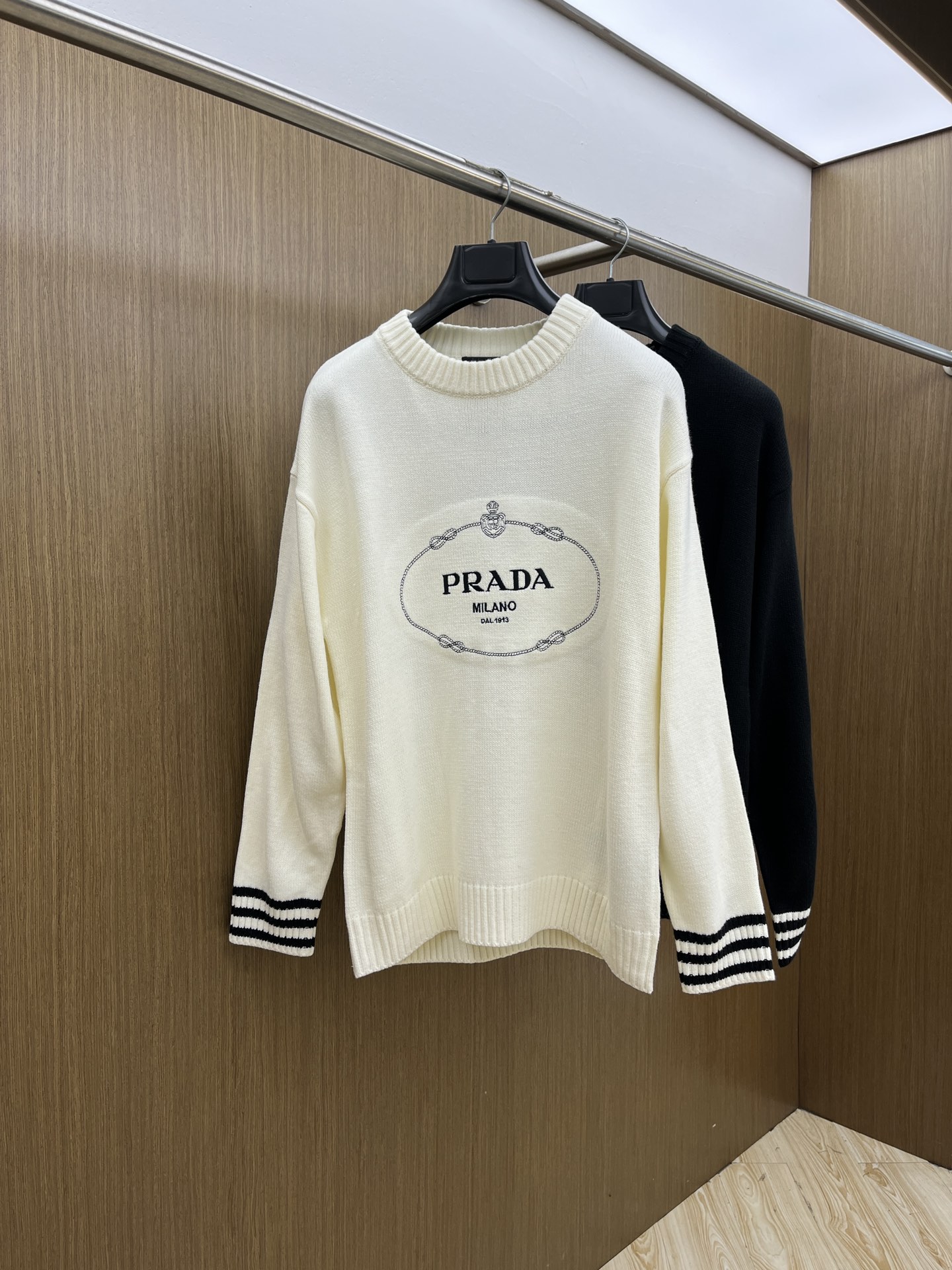 秋冬 LV 毛衣 🔥火啊2025秋冬最新系列，专柜1:1顶级复刻，全品相！潮人必备单品！懂货的老铁赶紧下