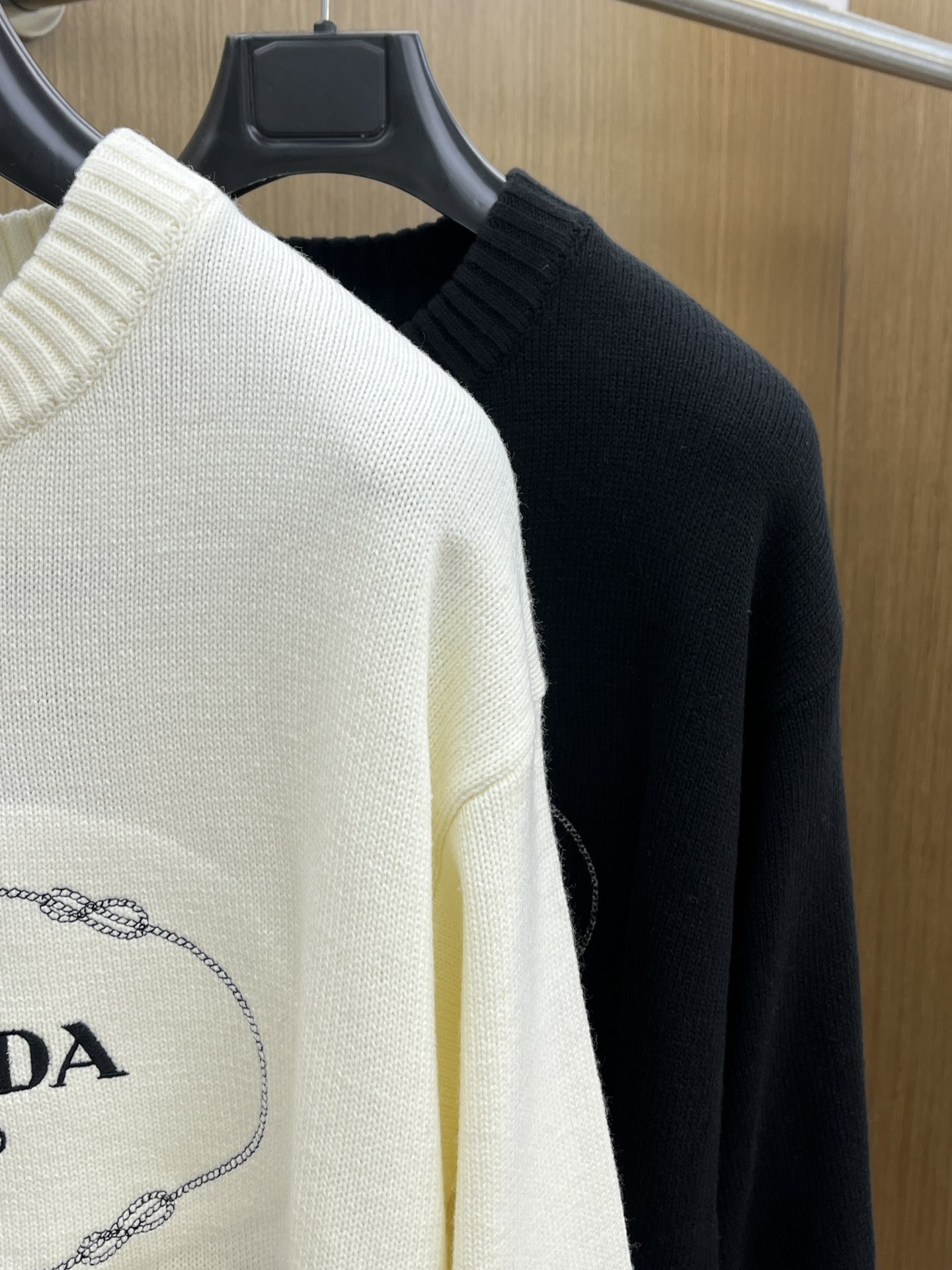 秋冬 LV 毛衣 🔥火啊2025秋冬最新系列，专柜1:1顶级复刻，全品相！潮人必备单品！懂货的老铁赶紧下