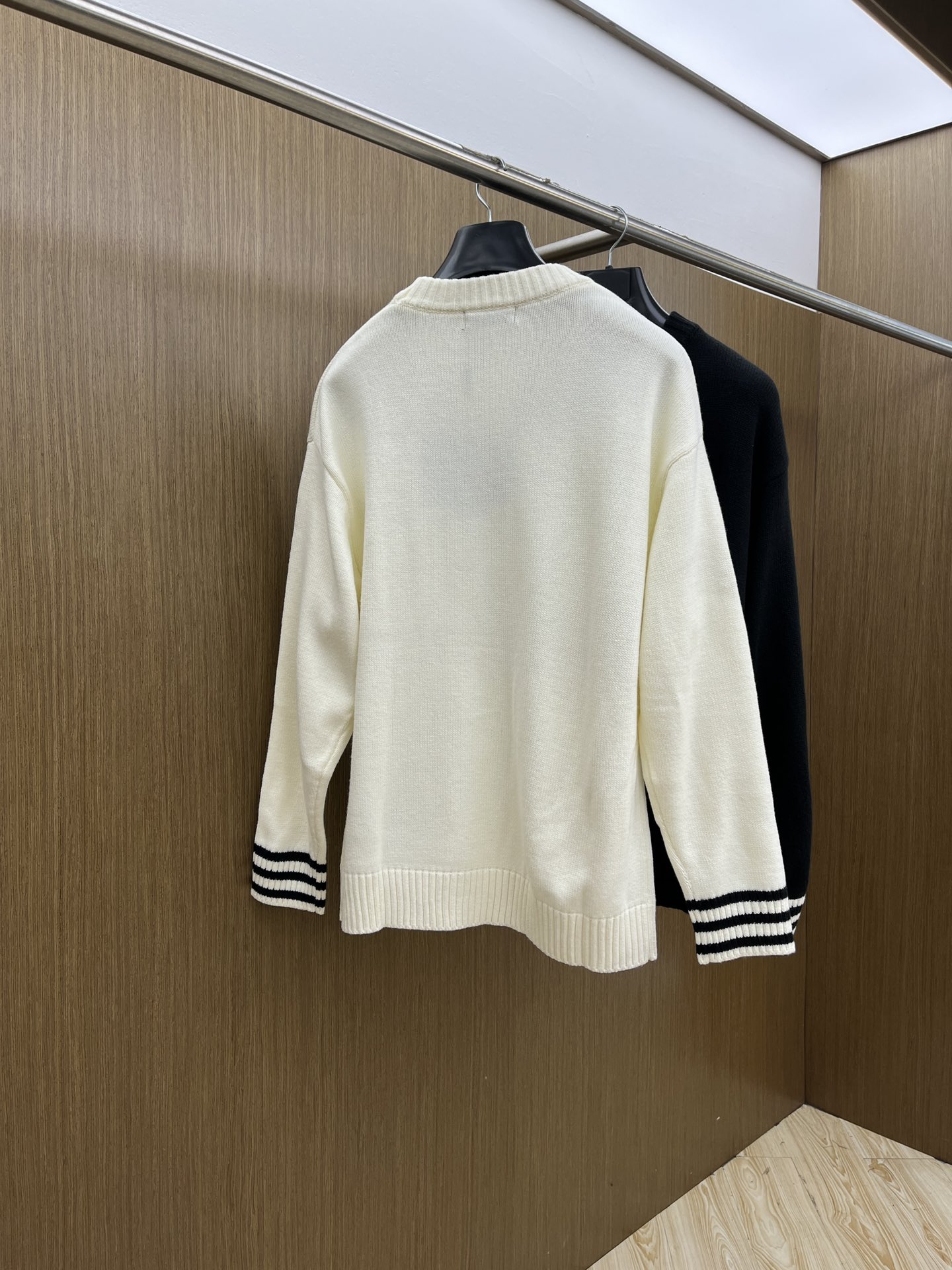 秋冬 LV 毛衣 🔥火啊2025秋冬最新系列，专柜1:1顶级复刻，全品相！潮人必备单品！懂货的老铁赶紧下