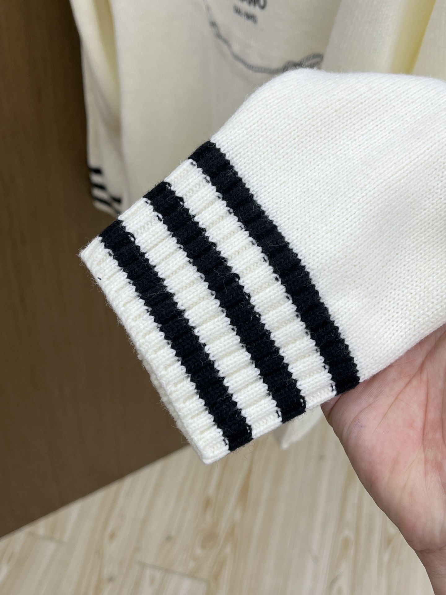 秋冬 LV 毛衣 🔥火啊2025秋冬最新系列，专柜1:1顶级复刻，全品相！潮人必备单品！懂货的老铁赶紧下