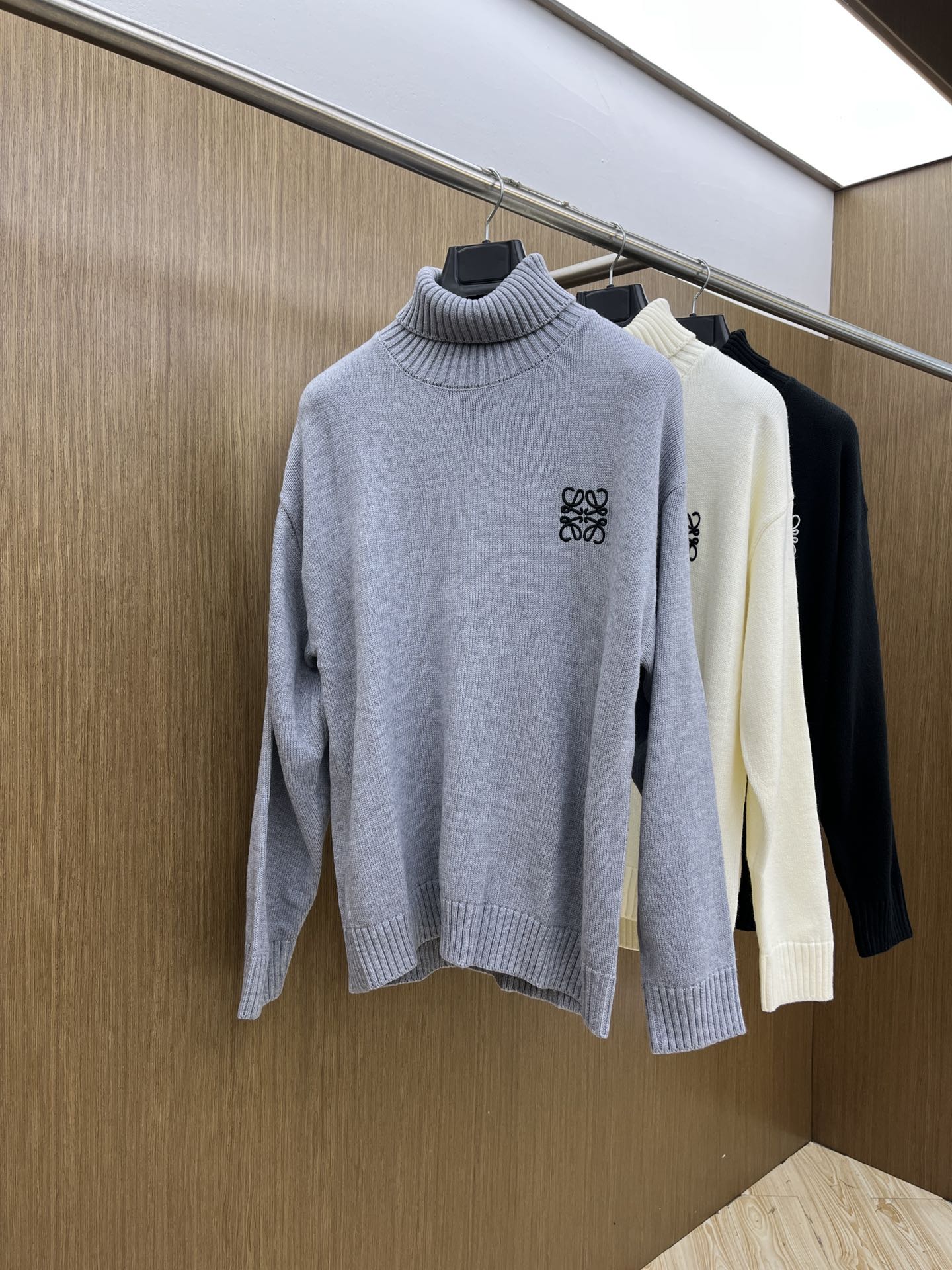 Luxurious Wool-Cashmere Blend Sweater, Stylish and Comfortable Knitwear for Fall/Winter