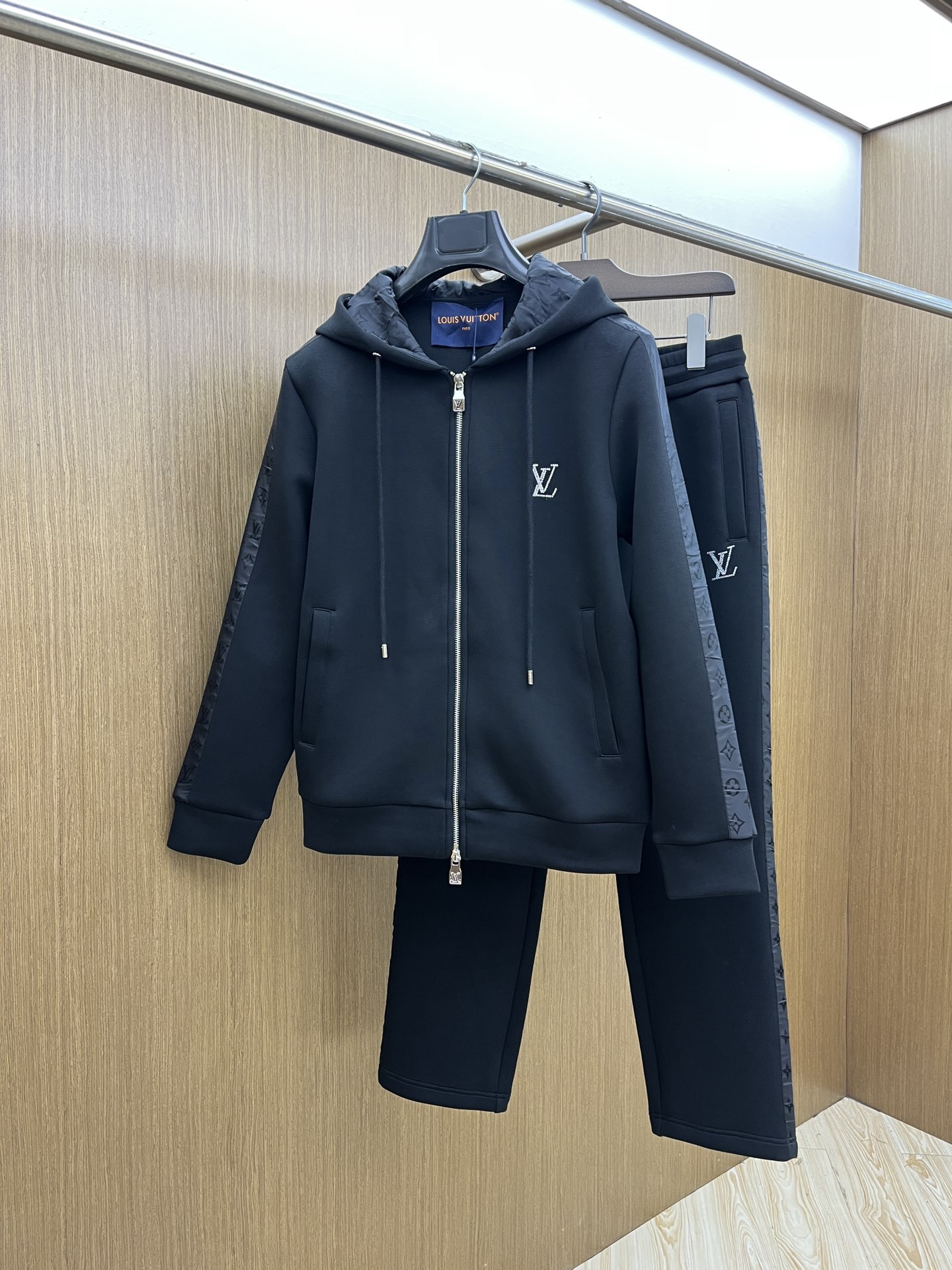 NO:527920,Autumn and Winter/Set LV Early Autumn New Casual Set!  The counter is synchronized. The details are exquisite and high-end, and the brand logo is full of high-end feel. The fixed fabric shows more youthful and energetic. Custom high-end fabrics are crisp and stylish on the upper body, comfortable and not tight. The customized metal logo zipper is very classy, ​​and the bld is clean and neatly tailored in the city style. It is a good mood when worn. The first choice for high-end fashion and fashionable people, and the upper body effect is super good!  Code number M-3XL, louis vuitton,alexander wang19860909秋冬/套 LV 早秋新款休闲套装！专柜同步.细节精致高级,品牌logo压胶高级感满满.定织面料更显年轻活力,定制高端面料,上身挺括有型,舒适不紧绷.定制金属logo拉链非常有档次,bld干净利落的剪裁都市风十足,穿上心情就好,高端潮流时尚人士首选,上身效果超级好看！ 码数M-3XL,,louis vuitton,alexander wang,Men's clothing