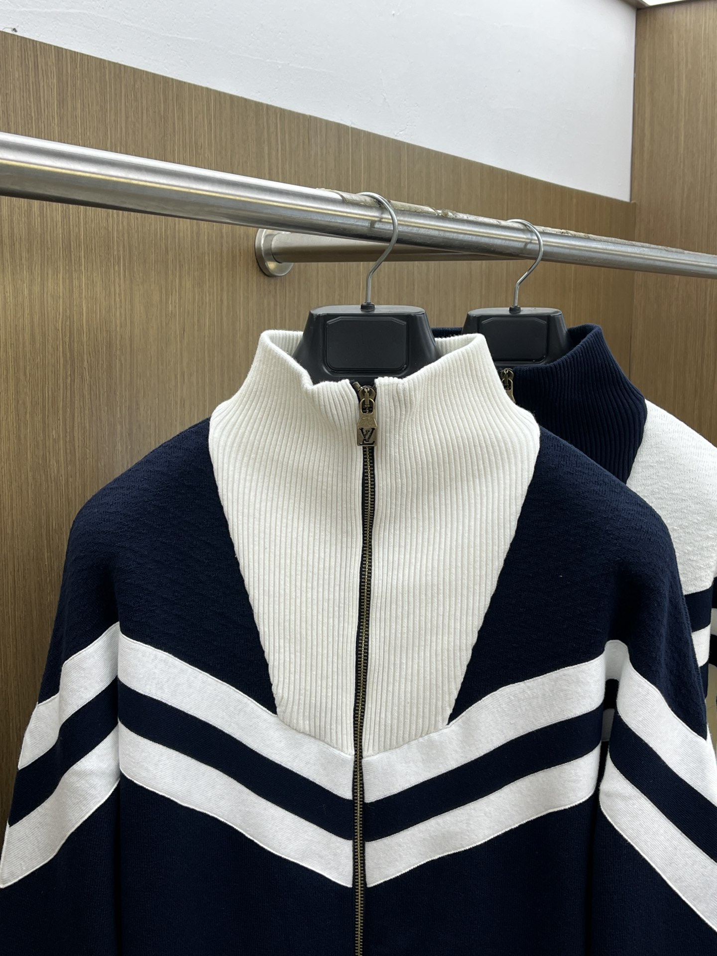 Louis Vuitton/路易威登经典秋冬，奶白拼藏蓝的拉链外套，真的把复古与时尚融合得恰到好处～藏蓝