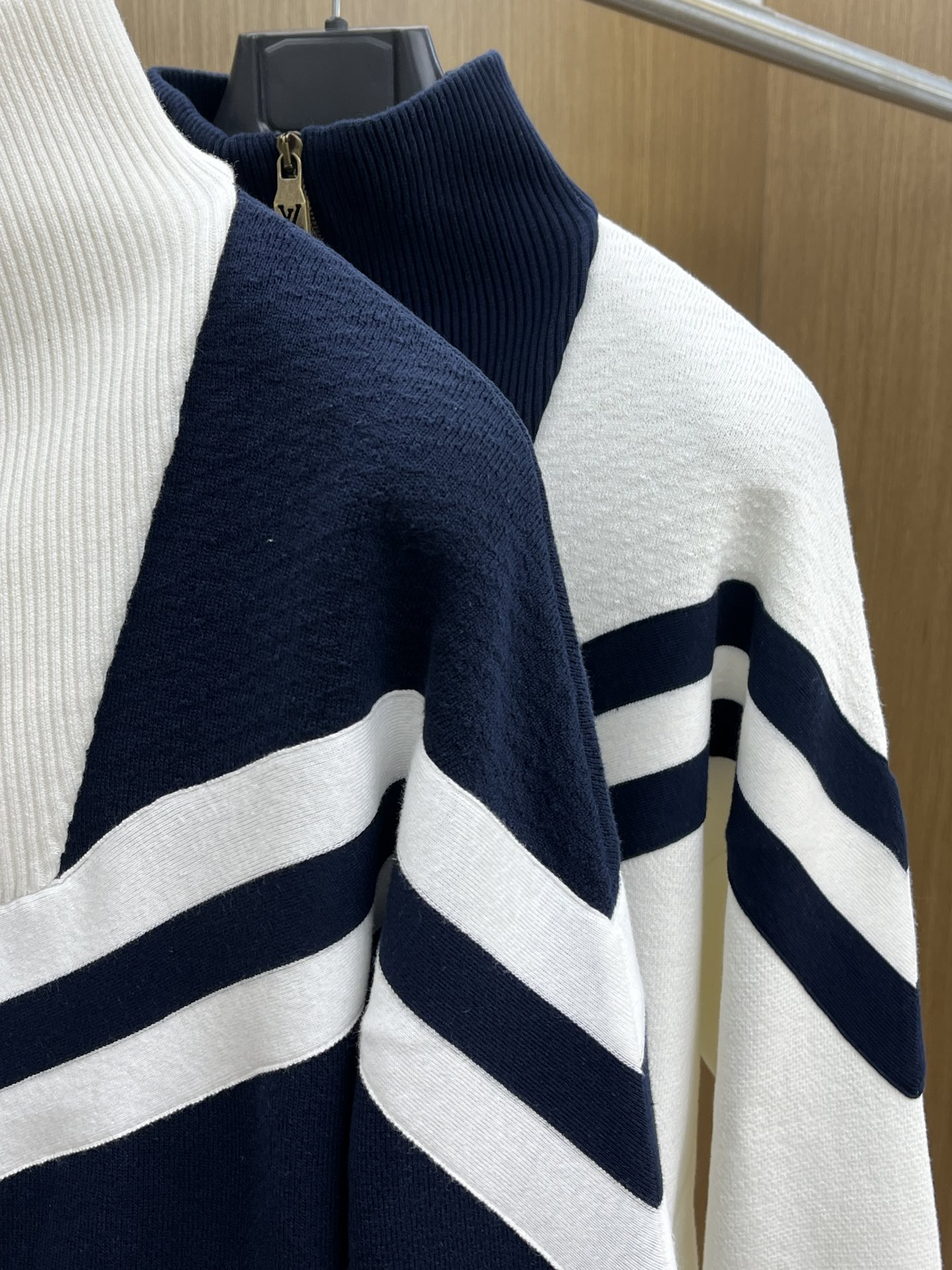 Louis Vuitton/路易威登经典秋冬，奶白拼藏蓝的拉链外套，真的把复古与时尚融合得恰到好处～藏蓝