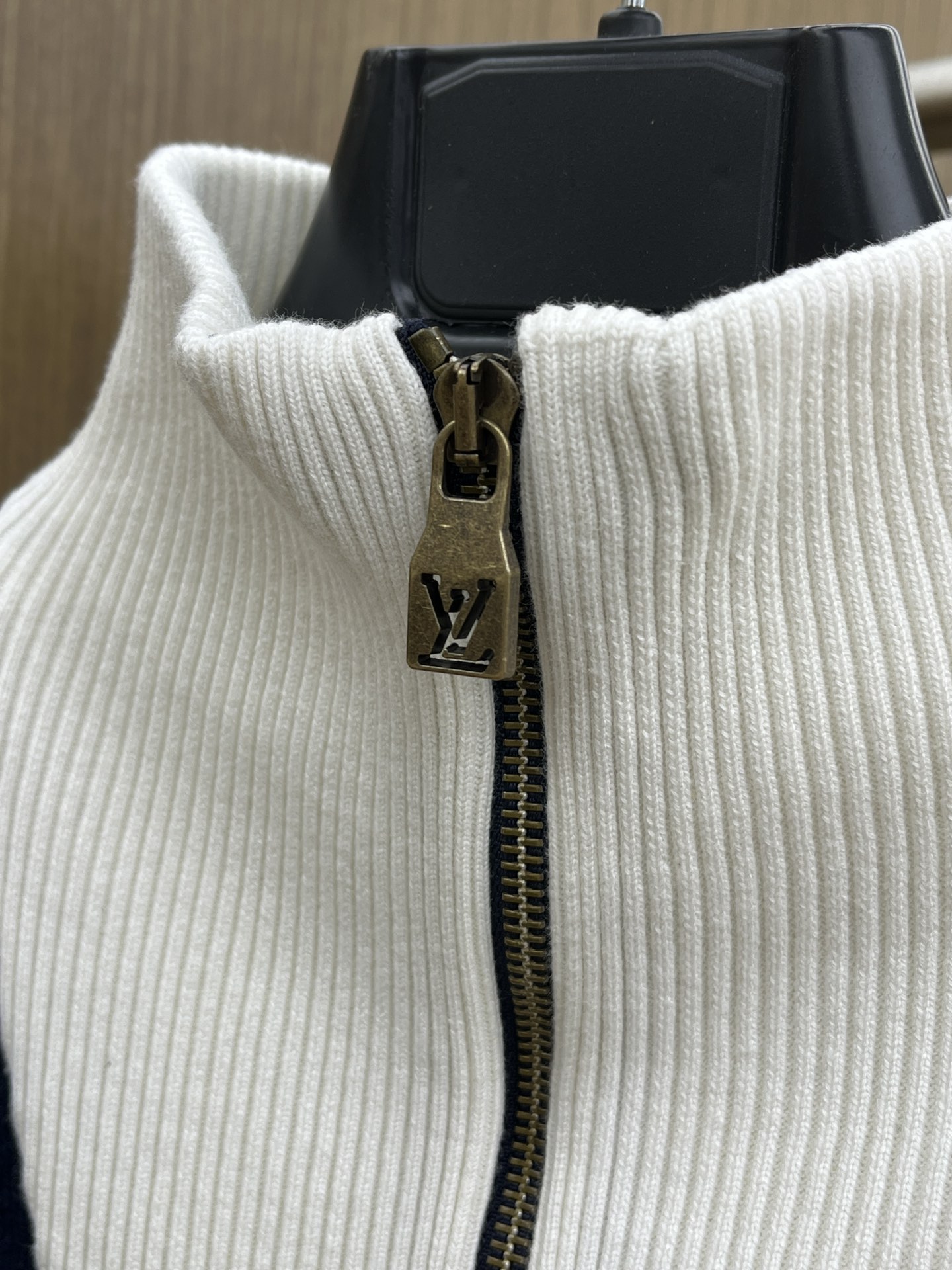 Louis Vuitton/路易威登经典秋冬，奶白拼藏蓝的拉链外套，真的把复古与时尚融合得恰到好处～藏蓝