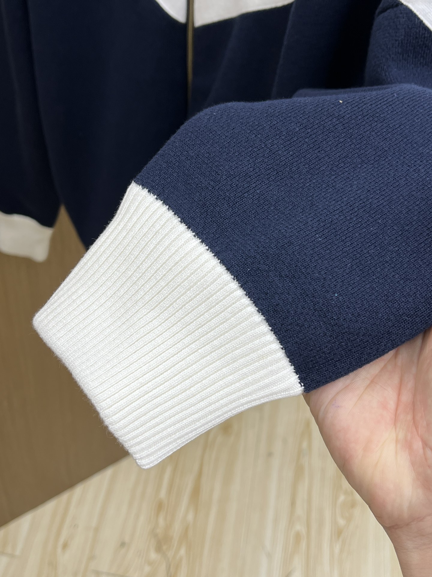 Louis Vuitton/路易威登经典秋冬，奶白拼藏蓝的拉链外套，真的把复古与时尚融合得恰到好处～藏蓝