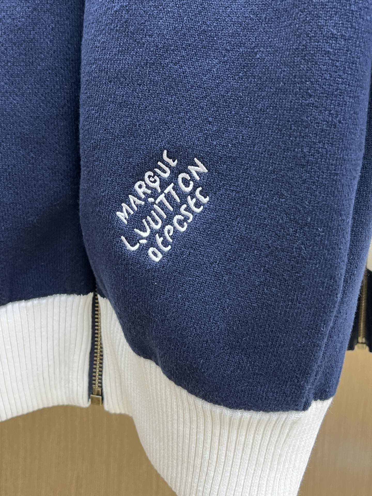 Louis Vuitton/路易威登经典秋冬，奶白拼藏蓝的拉链外套，真的把复古与时尚融合得恰到好处～藏蓝