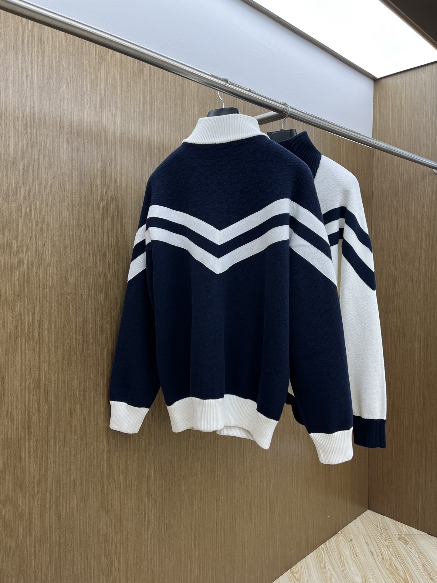 Louis Vuitton/路易威登经典秋冬，奶白拼藏蓝的拉链外套，真的把复古与时尚融合得恰到好处～藏蓝