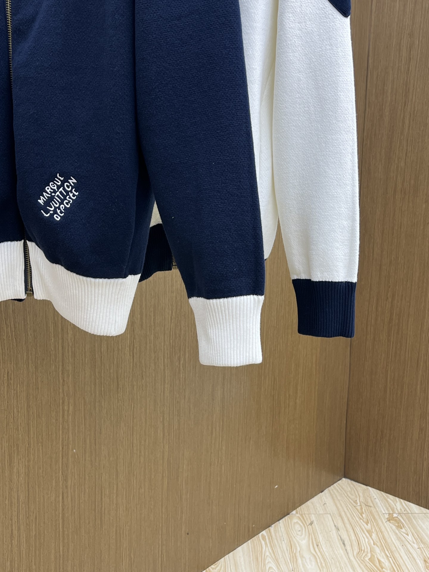 Louis Vuitton/路易威登经典秋冬，奶白拼藏蓝的拉链外套，真的把复古与时尚融合得恰到好处～藏蓝