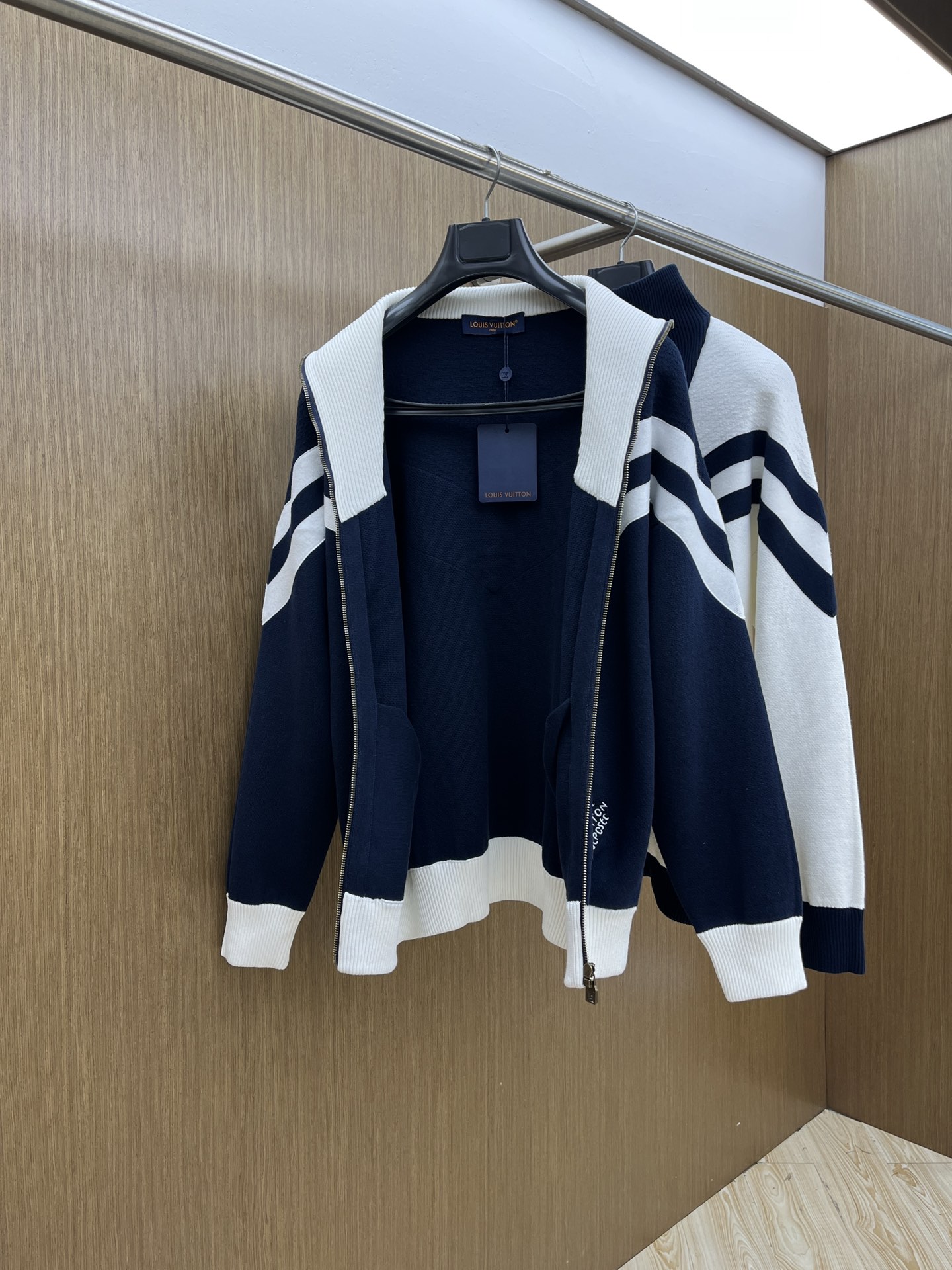 Louis Vuitton/路易威登经典秋冬，奶白拼藏蓝的拉链外套，真的把复古与时尚融合得恰到好处～藏蓝