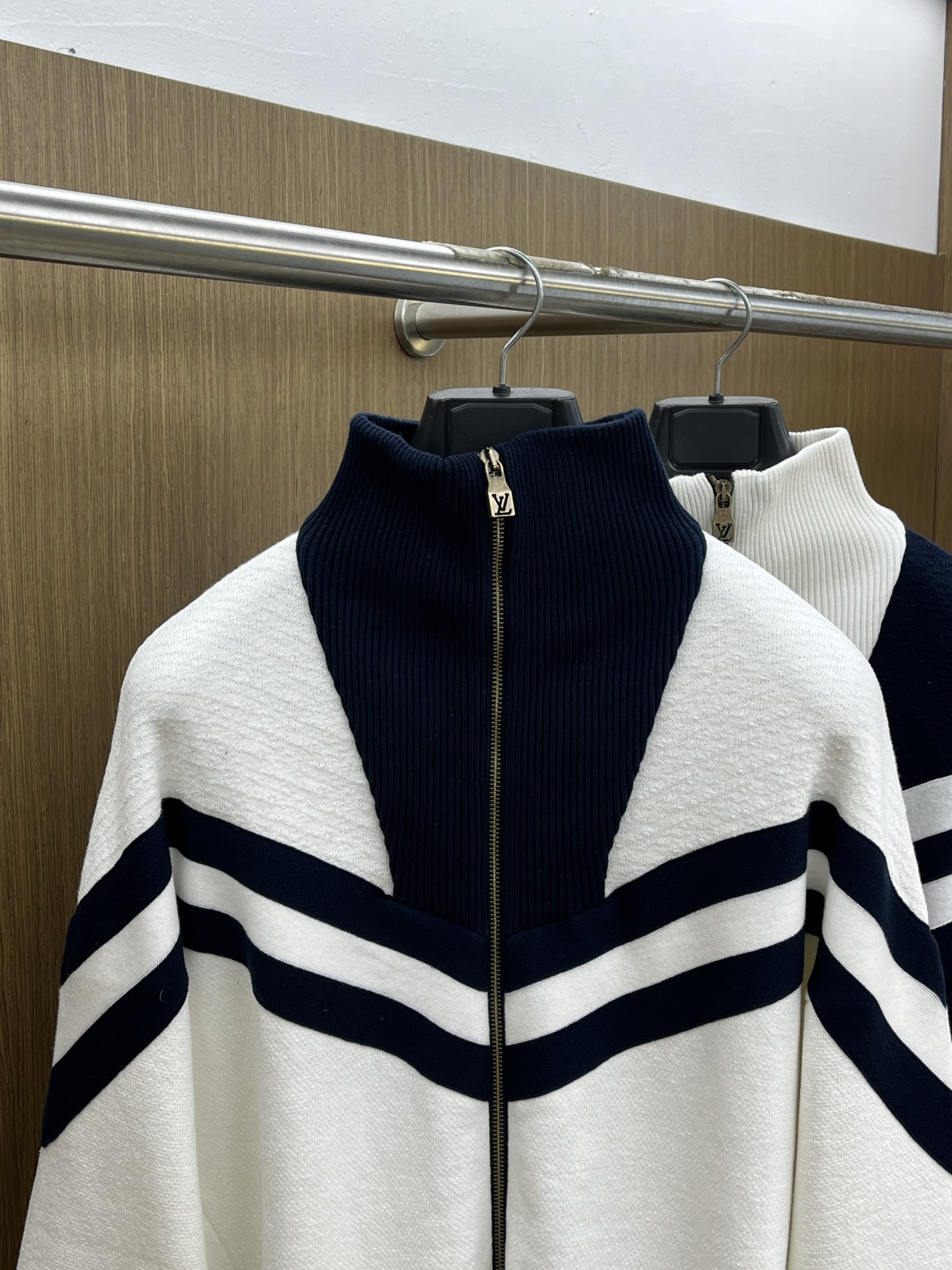 Louis Vuitton/路易威登经典秋冬，奶白拼藏蓝的拉链外套，真的把复古与时尚融合得恰到好处～藏蓝