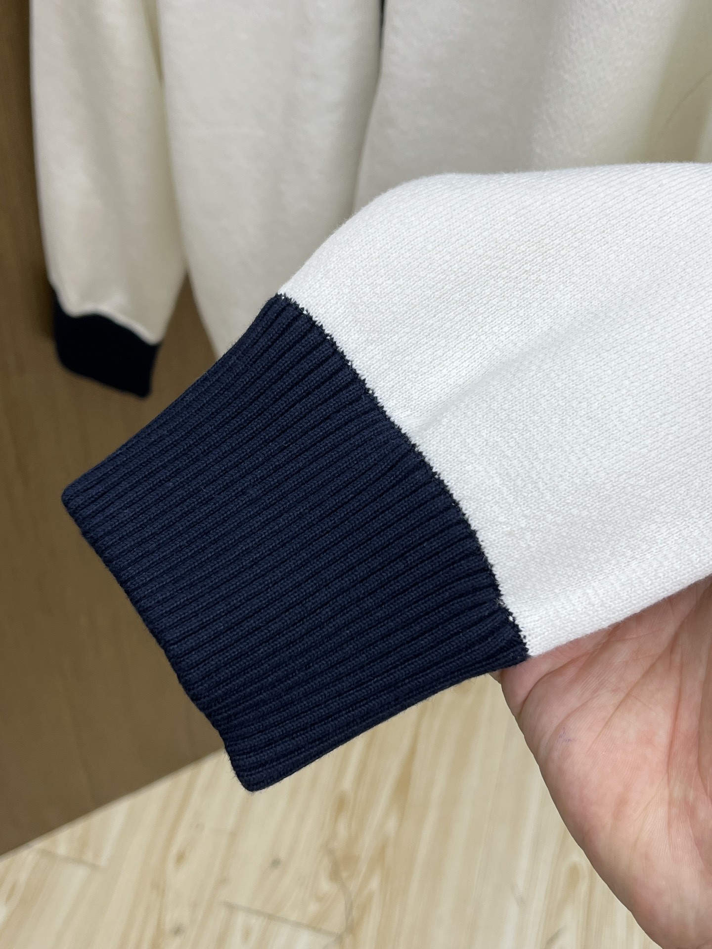 Louis Vuitton/路易威登经典秋冬，奶白拼藏蓝的拉链外套，真的把复古与时尚融合得恰到好处～藏蓝