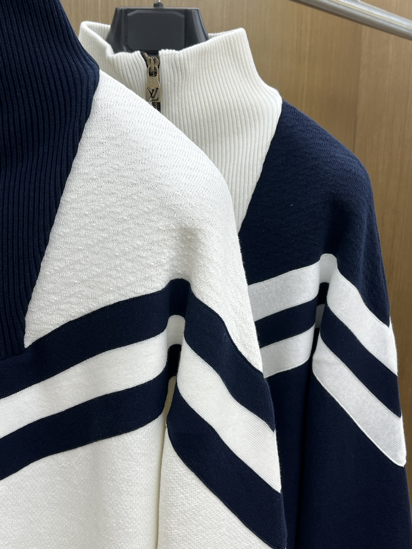 Louis Vuitton/路易威登经典秋冬，奶白拼藏蓝的拉链外套，真的把复古与时尚融合得恰到好处～藏蓝