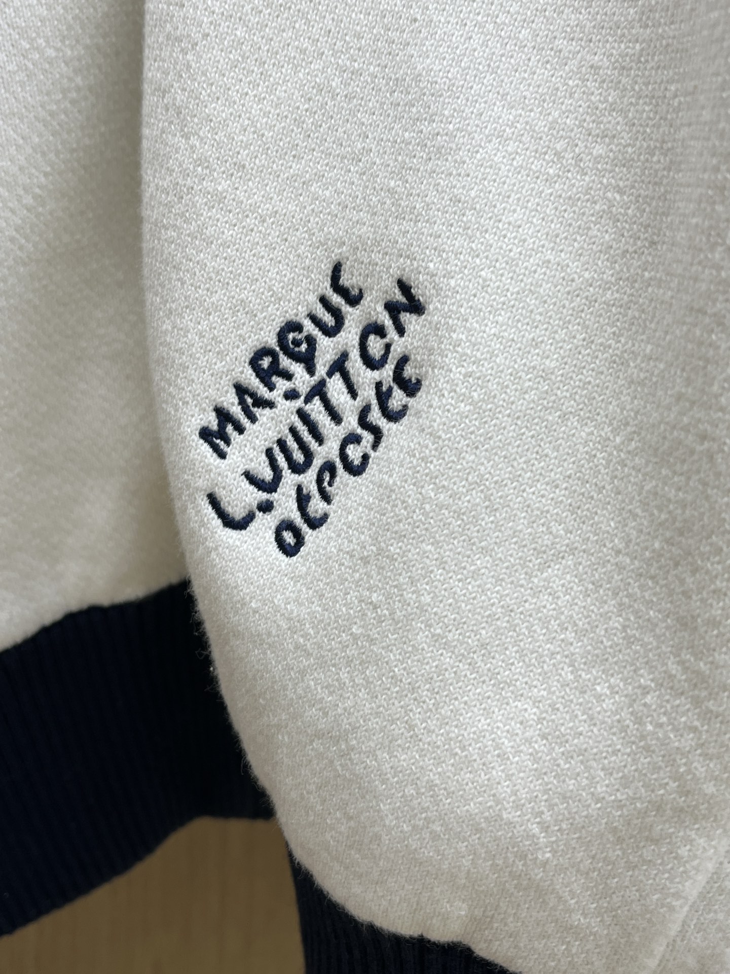 Louis Vuitton/路易威登经典秋冬，奶白拼藏蓝的拉链外套，真的把复古与时尚融合得恰到好处～藏蓝