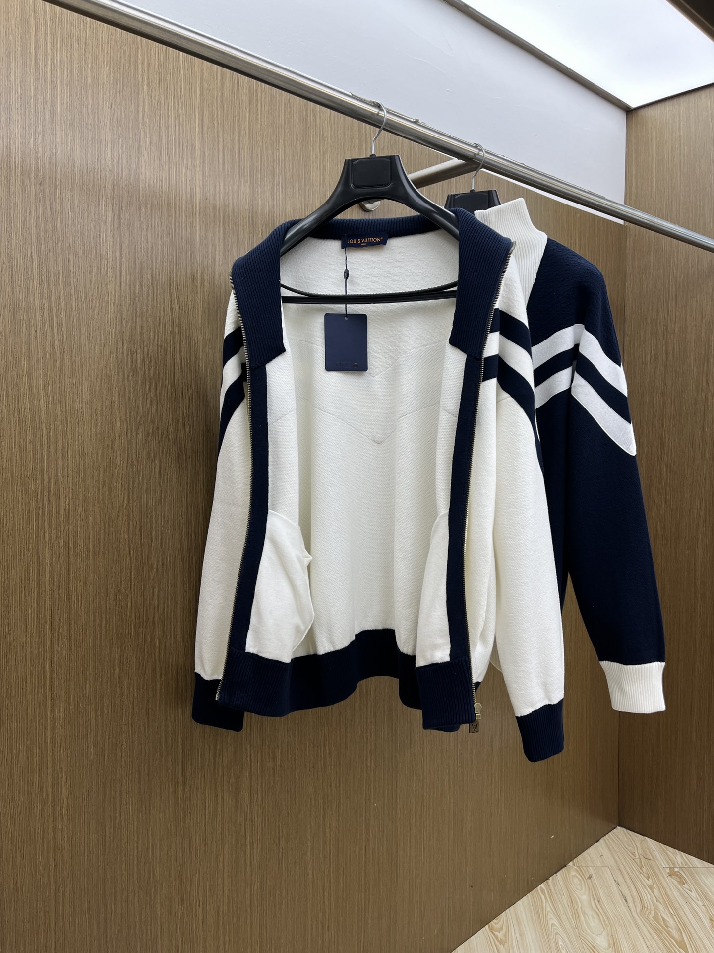 Louis Vuitton/路易威登经典秋冬，奶白拼藏蓝的拉链外套，真的把复古与时尚融合得恰到好处～藏蓝