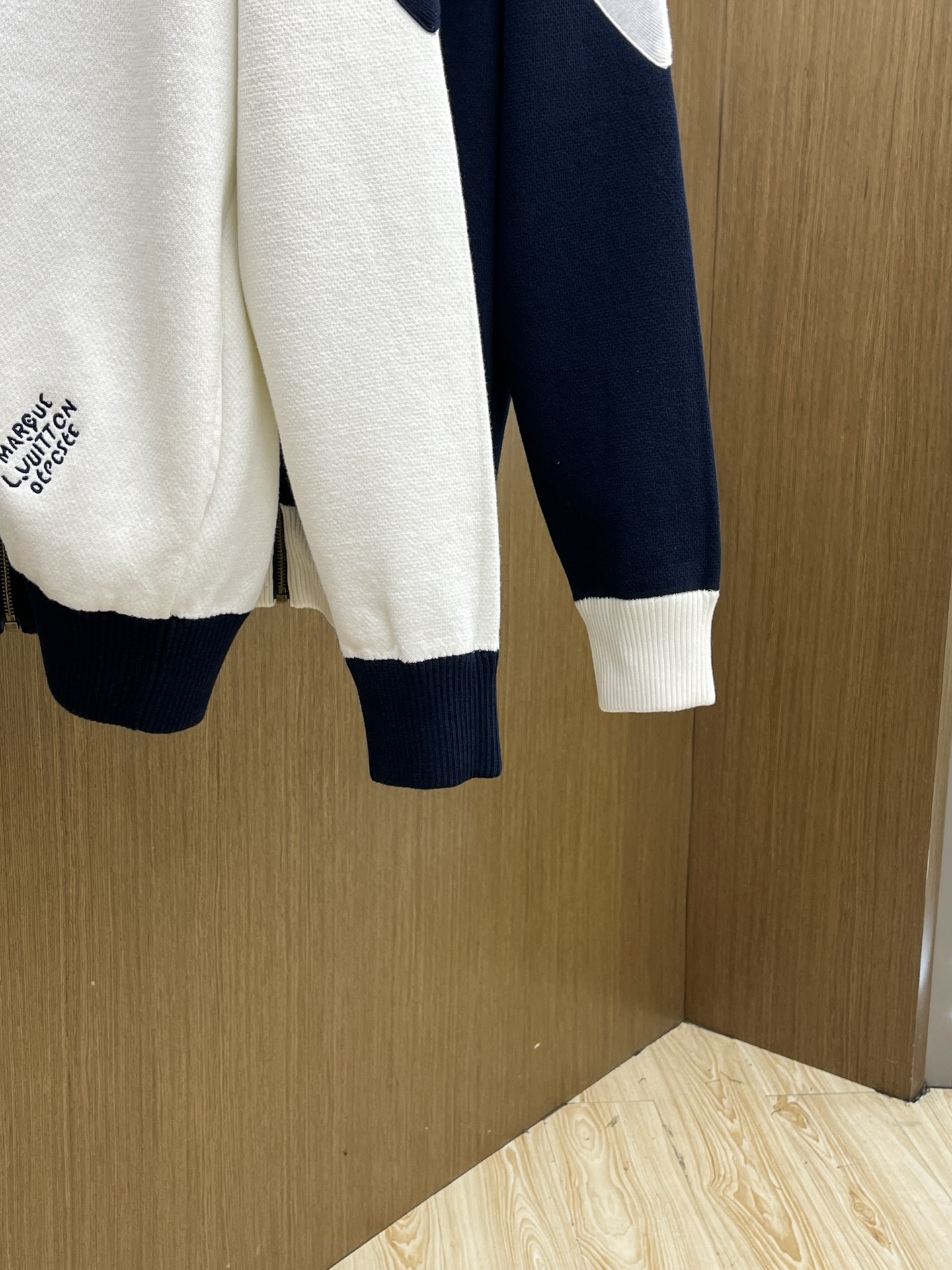 Louis Vuitton/路易威登经典秋冬，奶白拼藏蓝的拉链外套，真的把复古与时尚融合得恰到好处～藏蓝