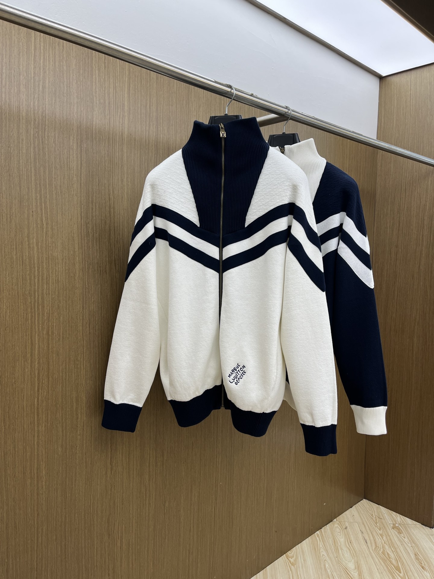 NO:530042,Louis Vuitton/Louis Vuitton classic autumn and winter, the zipper jacket of milky white and tidal blue really blends retro and fashion just right. The hid blue tone is calm and atmospheric, like the deep night sky, giving people a sense of quiet and high-end; the milky white lines and trims are dotted between them, instantly illuminating the overall shape, adding a bit of agility and vitality, and the retro sports style is coming out. The smooth zipper design not only makes it very convenient to put on and take off, but also visually lengthens the body proportions, neat and spirit. The exquisite brand logo is printed on the body in a low-key manner, and the details show the brand's ingenuity and texture. Whether it is matched with casual jeans, it creates a casual and comfortable daily street style; GZ  Create an elegant and personalized casual style; or wear a simple T-shirt or shirt inside to unlock the possibility of free switching between workplace and casual occasions. It can be perfectly adapted and easily become a plus point for the overall look, allowing you to be comfortable and comfortable in the crowd, and can firmly grasp the pulse of fashion~ Color White and blue Size S-XXL,,louis vuitton,louis vuitton,jeans,jackets & coats,shirts,tees,t-shirt,alexander wang19860909Louis Vuitton/路易威登经典秋冬,奶白拼藏蓝的拉链外套,真的把复古与时尚融合得恰到好处～藏蓝色调沉稳大气,如同深邃夜空,给人一种静谧又高级的感觉；奶白色线条与饰边点缀其间,瞬间点亮整体造型,增添了几分灵动与活力,复古运动风呼之欲出.顺滑的拉链设计,不仅让穿脱变得极为便捷,更在视觉上拉长了身形比例,利落又显精神.精致的品牌标识低调地印于衣身,细节之处尽显品牌的匠心与质感.不管是搭配休闲牛仔裤,营造随性自在的日常出街风；GZ 打造优雅又不失个性的休闲风格；亦或是内搭简约T恤或衬衫,解锁职场与休闲场合自由切换的穿搭可能,它都能完美适配,轻松成为整体造型的加分项,让你在人群中既舒适自在,又能稳稳抓住时尚的脉搏～ 颜色 白拼藏蓝 尺码S-XXL,,louis vuitton,louis vuitton,jeans,jackets & coats,shirts,tees，t-shirt,alexander wang,Men's clothing