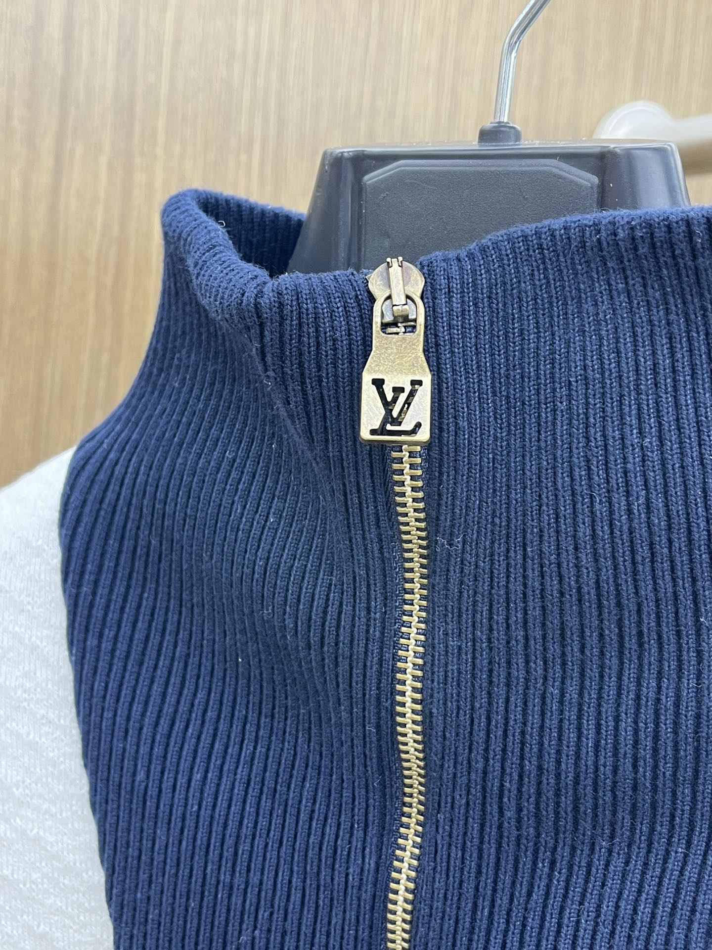 Louis Vuitton/路易威登经典秋冬，奶白拼藏蓝的拉链外套，真的把复古与时尚融合得恰到好处～藏蓝