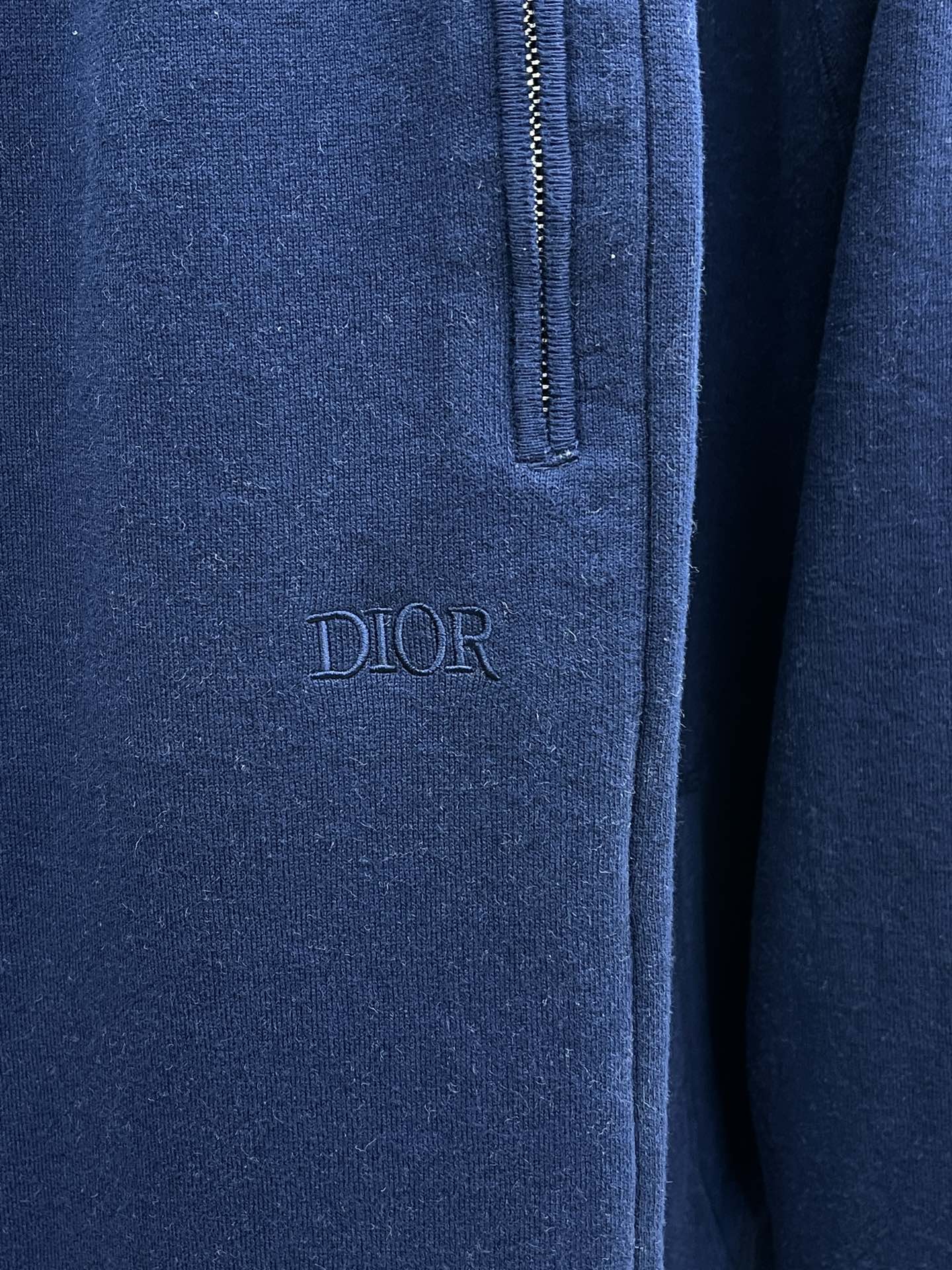 Dior迪奥经典秋冬羊毛提花卫裤男女同款这款运动长裤采用日本优质羊毛+羊绒混纺针织面料精心制作，将经典高