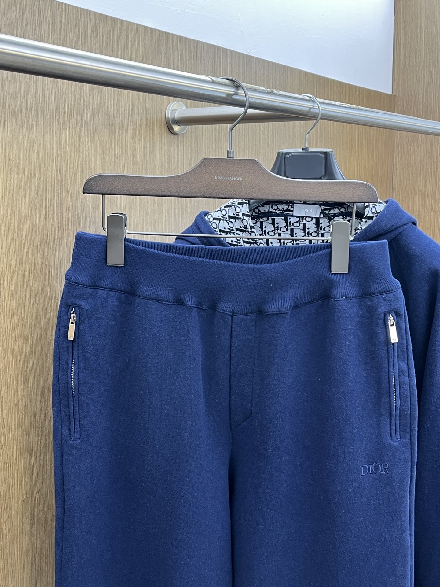 Dior迪奥经典秋冬羊毛提花卫裤男女同款这款运动长裤采用日本优质羊毛+羊绒混纺针织面料精心制作，将经典高