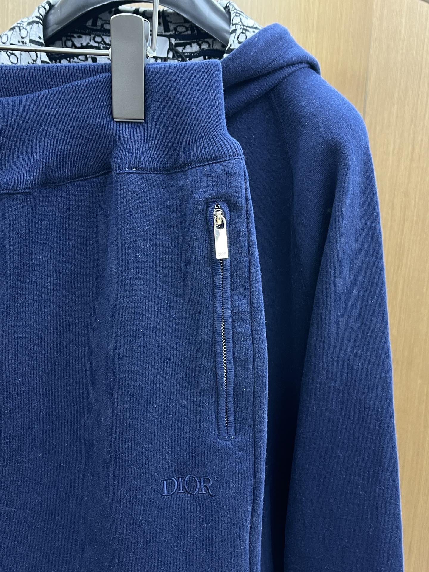 Dior迪奥经典秋冬羊毛提花卫裤男女同款这款运动长裤采用日本优质羊毛+羊绒混纺针织面料精心制作，将经典高