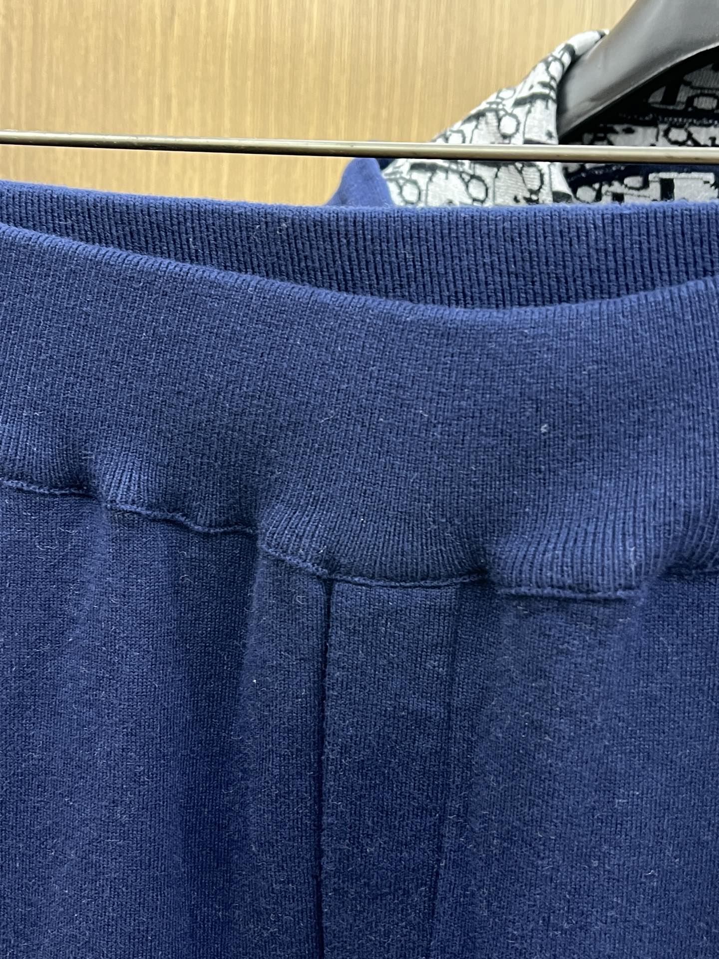 Dior迪奥经典秋冬羊毛提花卫裤男女同款这款运动长裤采用日本优质羊毛+羊绒混纺针织面料精心制作，将经典高