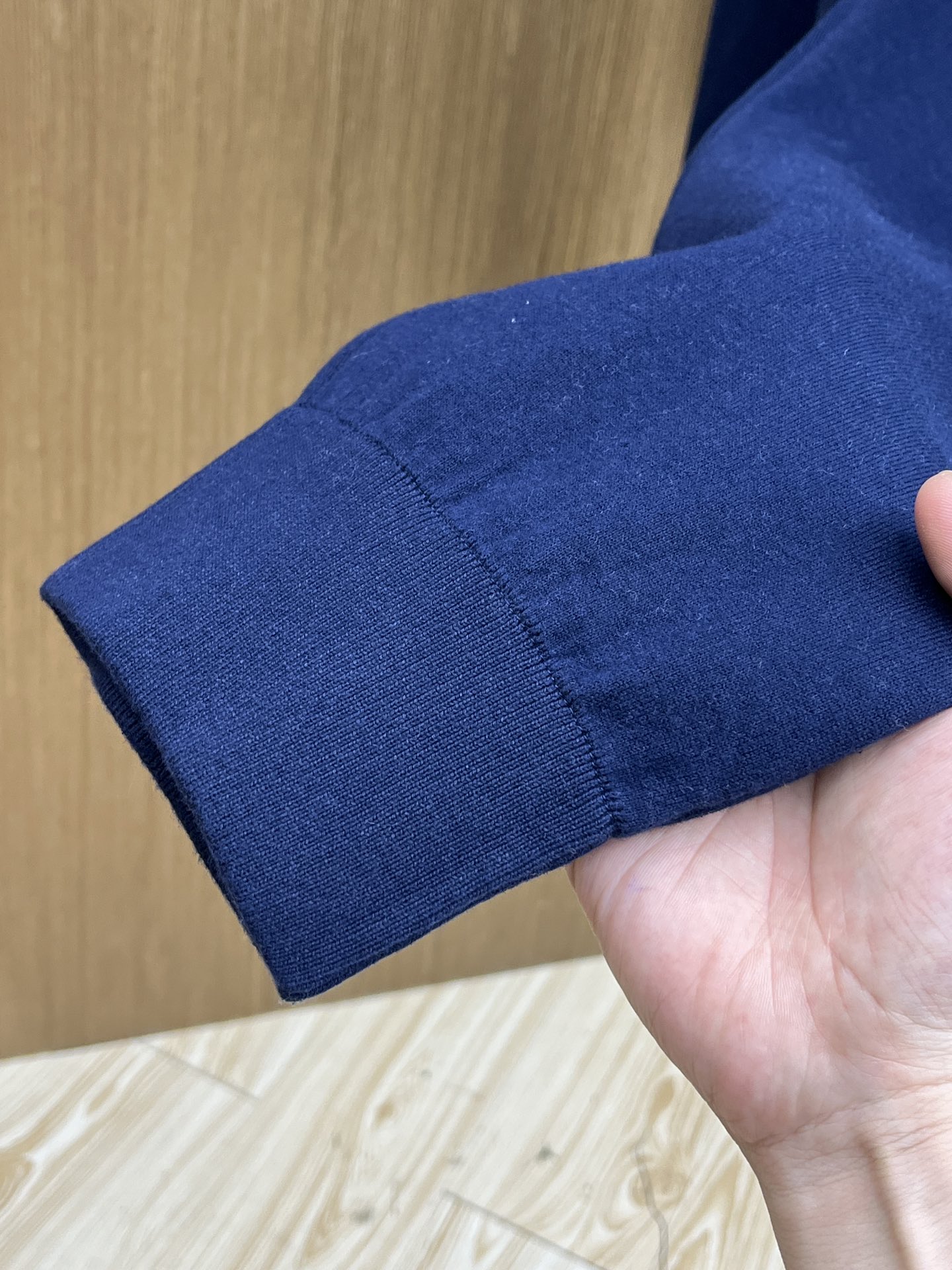 Dior迪奥经典秋冬羊毛提花卫裤男女同款这款运动长裤采用日本优质羊毛+羊绒混纺针织面料精心制作，将经典高