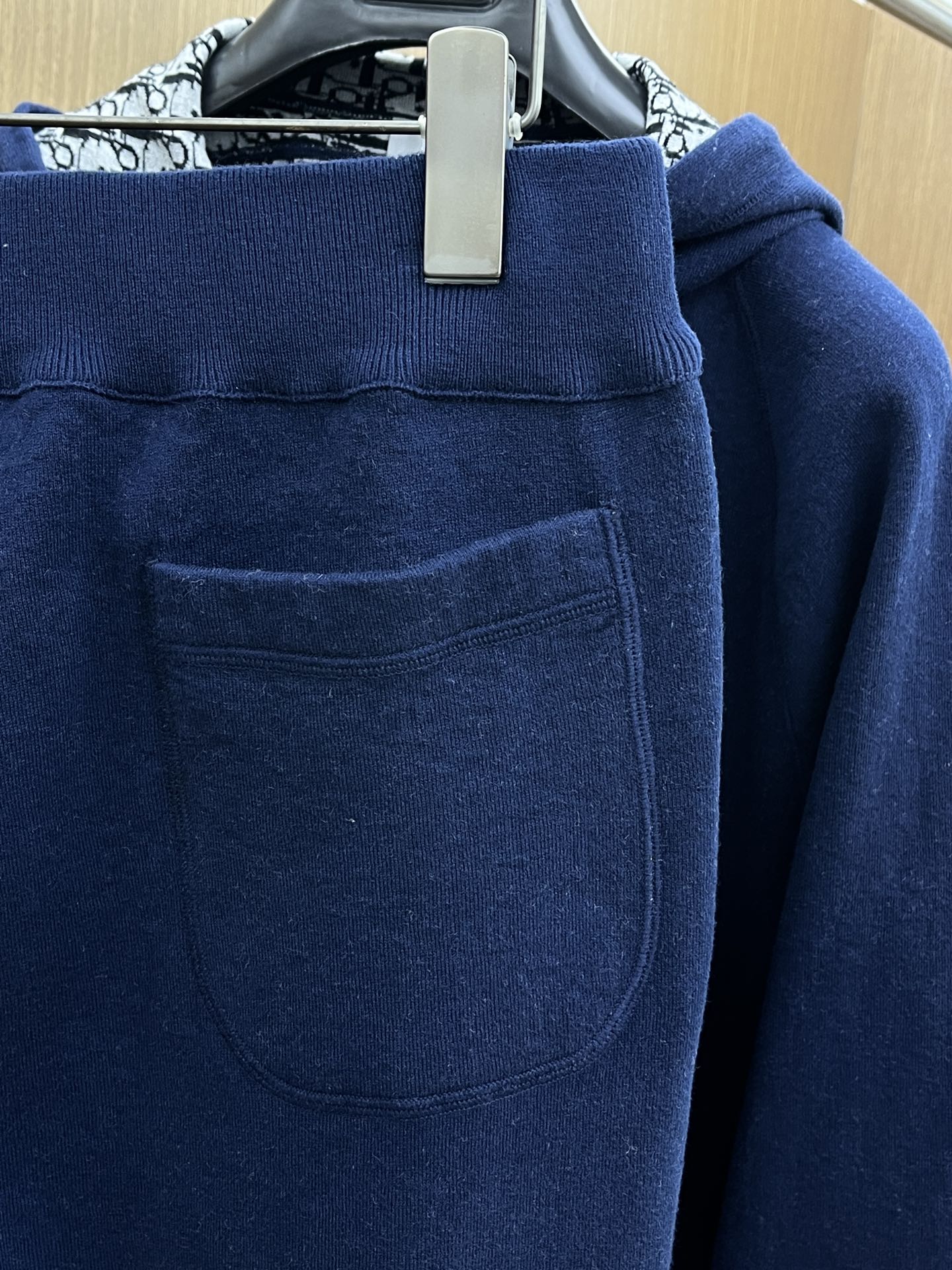 Dior迪奥经典秋冬羊毛提花卫裤男女同款这款运动长裤采用日本优质羊毛+羊绒混纺针织面料精心制作，将经典高