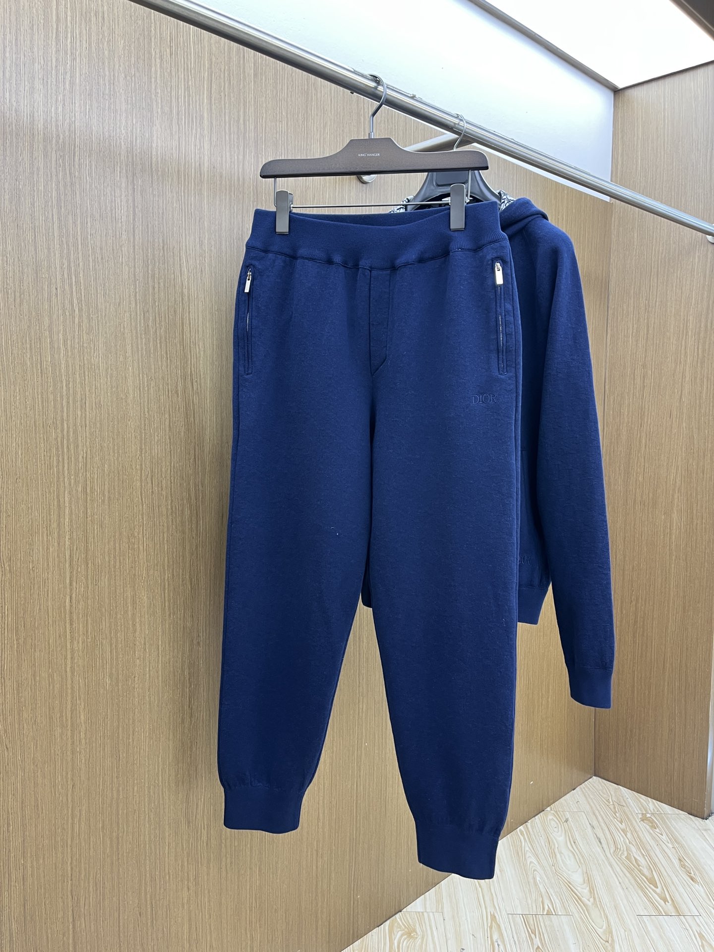 NO:530035,Dior Classic Autumn and Winter Wool Jacquard Pants for Men and Women This sports trousers are carefully crafted from high-quality Japanese wool + cashmere blend knitted fabric, blending the classic high-order charm into the basic style, and are a classic fashion item. Ribbed waist and legs are designed with Dior embroidery on the front, and the GZ inside is decorated with Oblique prints. It can be matched with matching jackets. Dark blue Size S-XXL,,dior,dior,jackets & coats,alexander wang19860909Dior迪奥经典秋冬羊毛提花卫裤男女同款 这款运动长裤采用日本优质羊毛+羊绒混纺针织面料精心制作,将经典高订韵致融入基本款,是经典时尚单品.罗纹腰头与裤脚设计,正面饰以 Dior 刺绣,GZ 内侧通体饰以 Oblique 印花.可与配套的夹克搭配. 颜色深蓝色 尺码S-XXL,,dior,dior,jackets & coats,alexander wang,Men's clothing