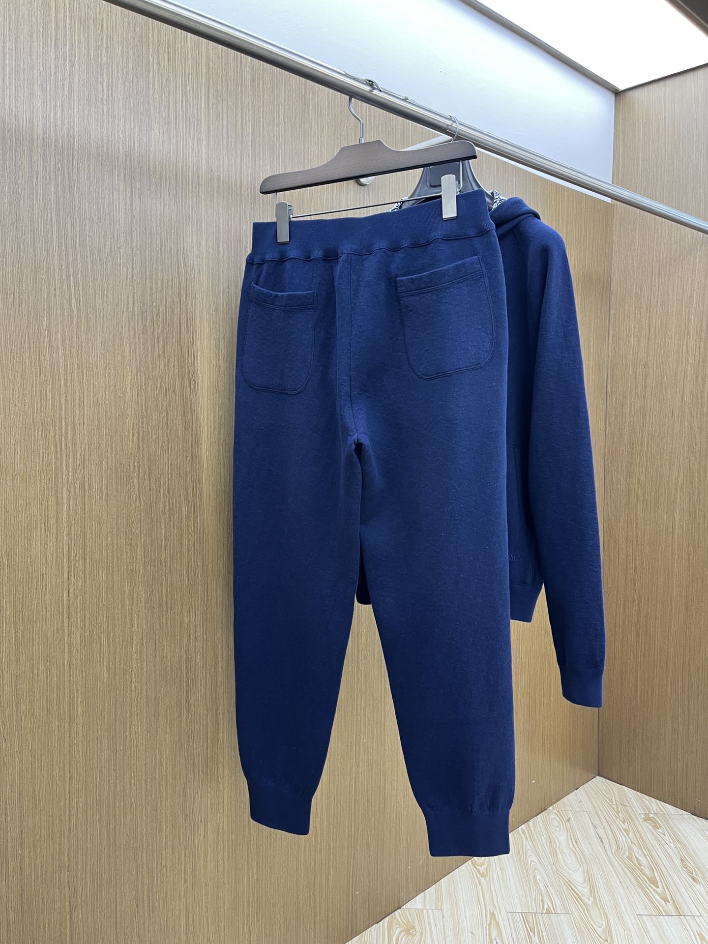 Dior迪奥经典秋冬羊毛提花卫裤男女同款这款运动长裤采用日本优质羊毛+羊绒混纺针织面料精心制作，将经典高