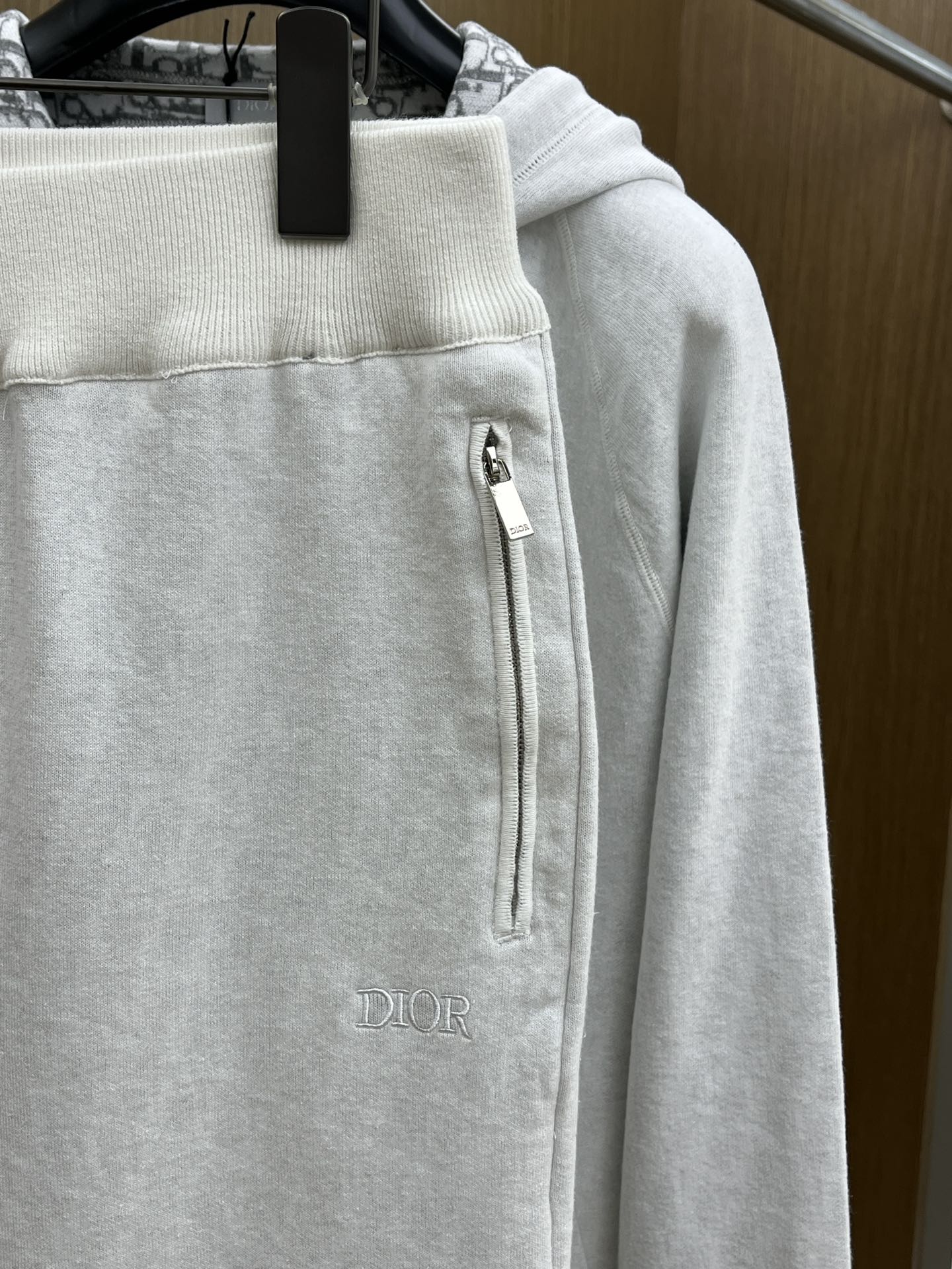 Dior迪奥经典秋冬羊毛提花卫裤男女同款这款运动长裤采用日本优质羊毛+羊绒混纺针织面料精心制作，将经典高