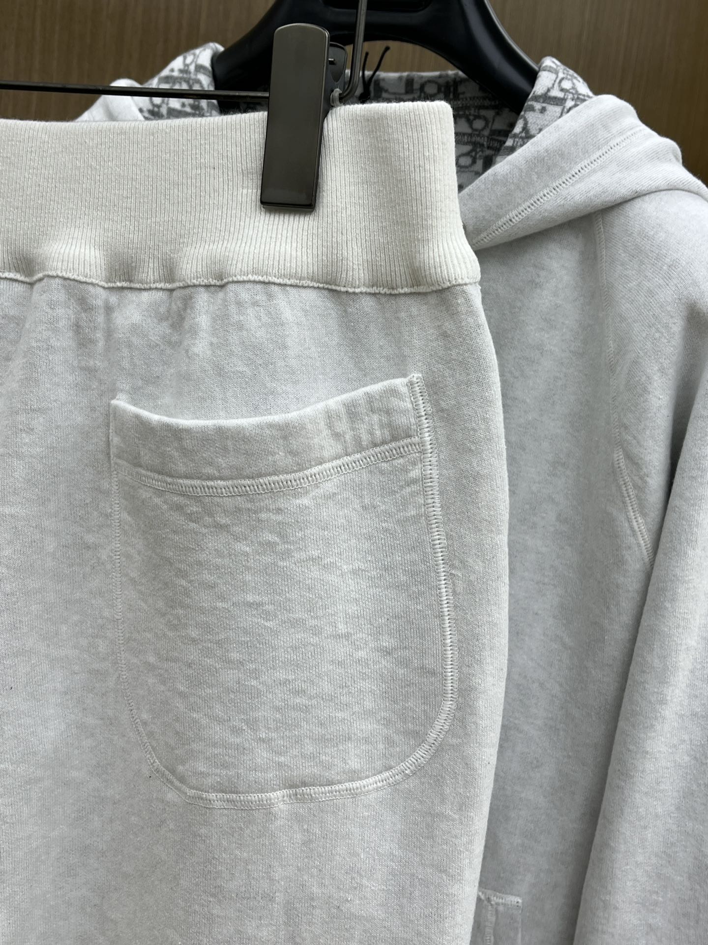 Dior迪奥经典秋冬羊毛提花卫裤男女同款这款运动长裤采用日本优质羊毛+羊绒混纺针织面料精心制作，将经典高