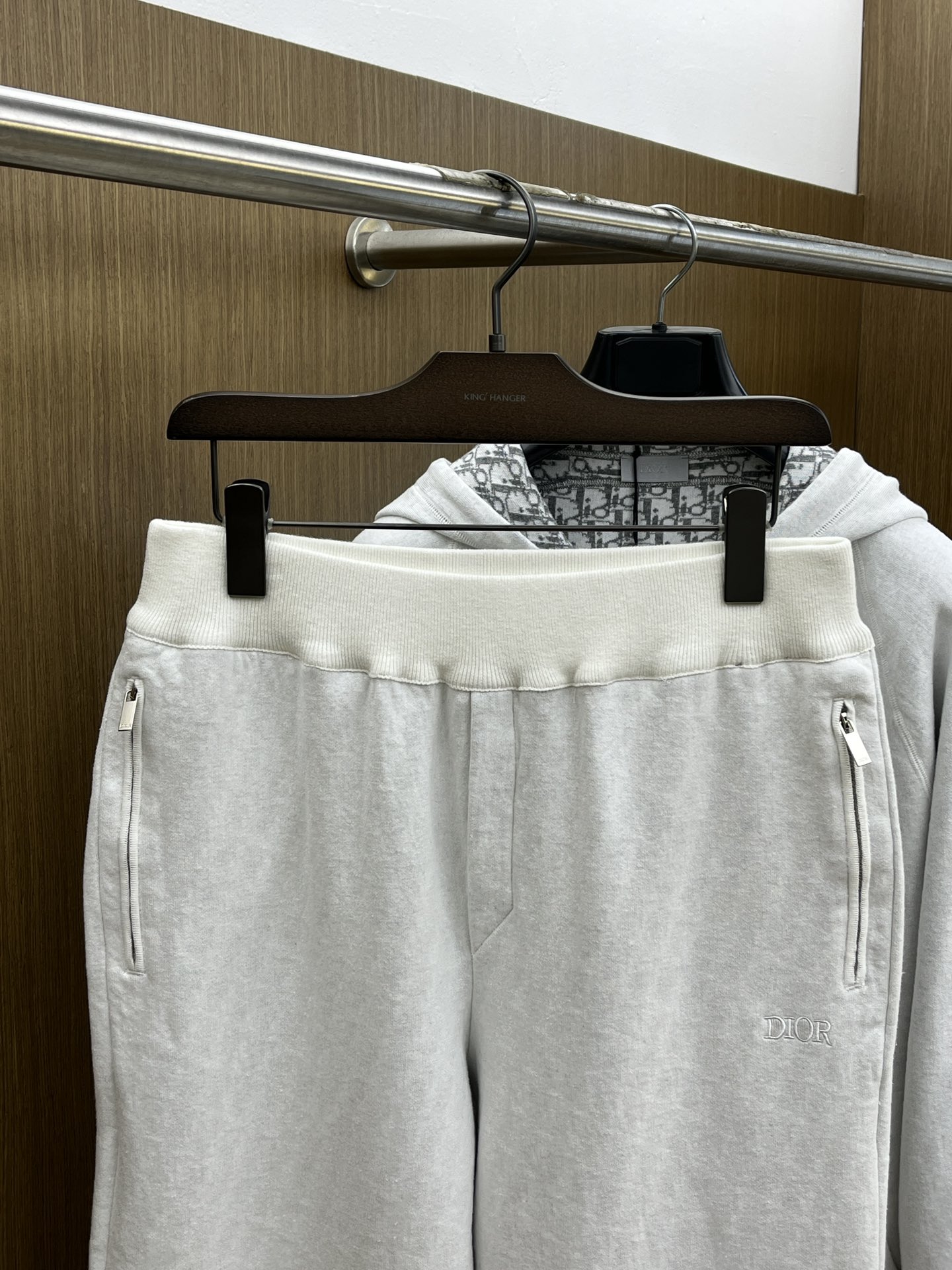 Dior迪奥经典秋冬羊毛提花卫裤男女同款这款运动长裤采用日本优质羊毛+羊绒混纺针织面料精心制作，将经典高