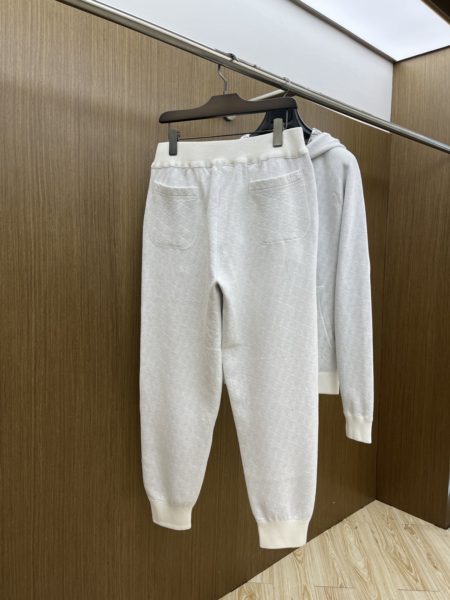 Dior迪奥经典秋冬羊毛提花卫裤男女同款这款运动长裤采用日本优质羊毛+羊绒混纺针织面料精心制作，将经典高