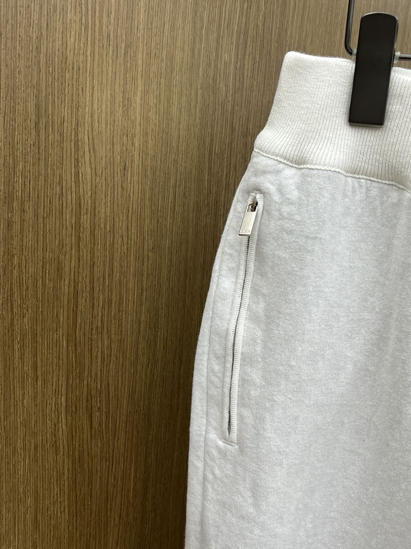 Dior迪奥经典秋冬羊毛提花卫裤男女同款这款运动长裤采用日本优质羊毛+羊绒混纺针织面料精心制作，将经典高