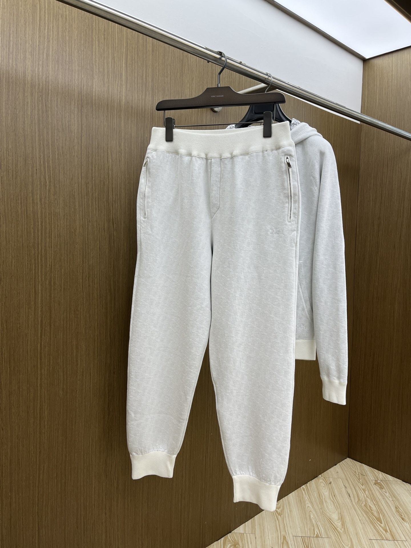 NO:530031,Dior Classic Autumn and Winter Wool Jacquard Pants for Men and Women This sports trousers are carefully crafted from high-quality Japanese wool + cashmere blend knitted fabric, blending the classic high-order charm into the basic style, and are a classic fashion item. Ribbed waist and legs are designed with Dior embroidery on the front, and the GZ inside is decorated with Oblique prints. It can be matched with matching jackets. Dark blue Size S-XXL,,dior,dior,jackets & coats,alexander wang19860909Dior迪奥经典秋冬羊毛提花卫裤男女同款 这款运动长裤采用日本优质羊毛+羊绒混纺针织面料精心制作,将经典高订韵致融入基本款,是经典时尚单品.罗纹腰头与裤脚设计,正面饰以 Dior 刺绣,GZ 内侧通体饰以 Oblique 印花.可与配套的夹克搭配. 颜色深蓝色 尺码S-XXL,,dior,dior,jackets & coats,alexander wang,Men's clothing