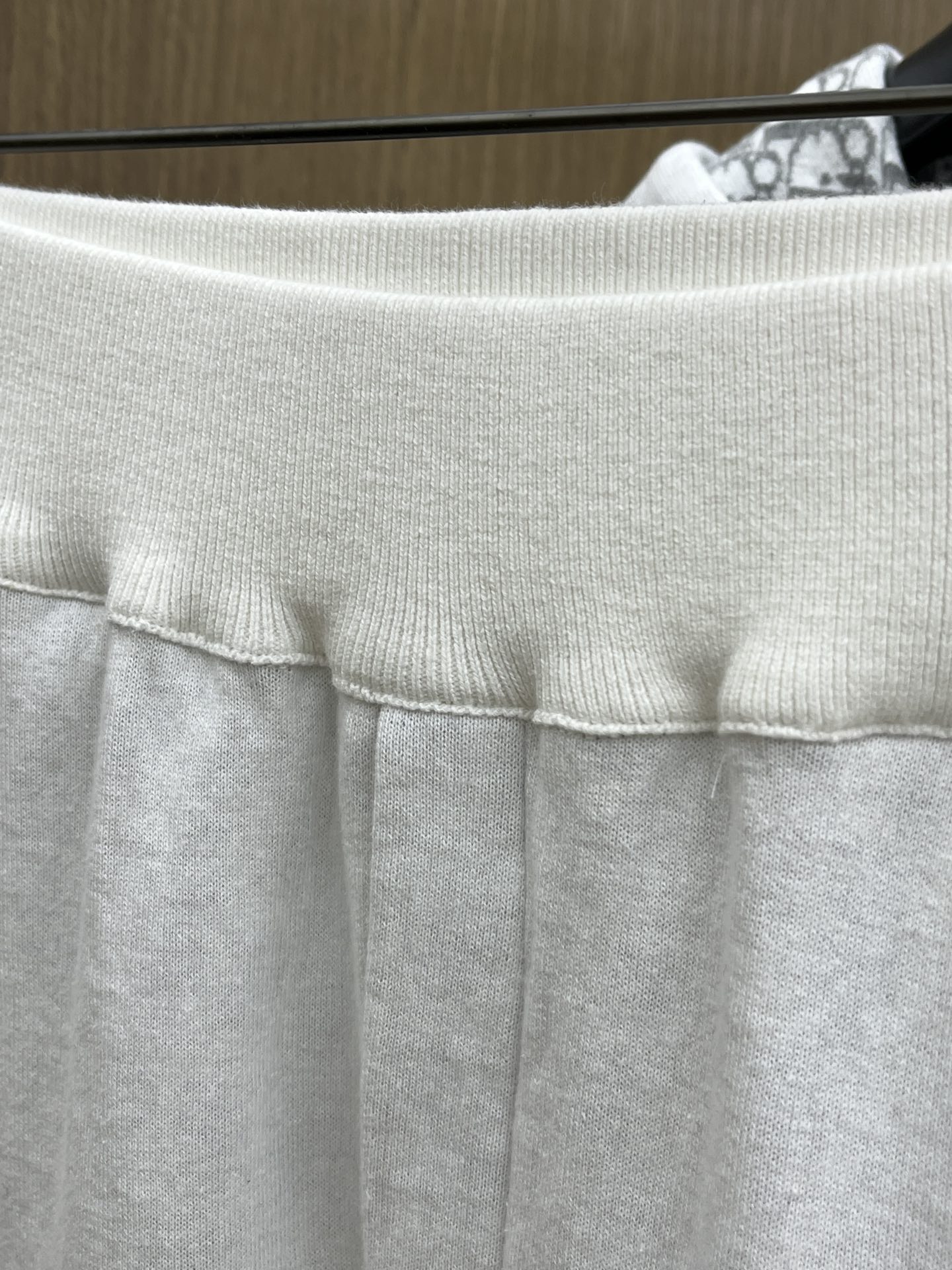 Dior迪奥经典秋冬羊毛提花卫裤男女同款这款运动长裤采用日本优质羊毛+羊绒混纺针织面料精心制作，将经典高