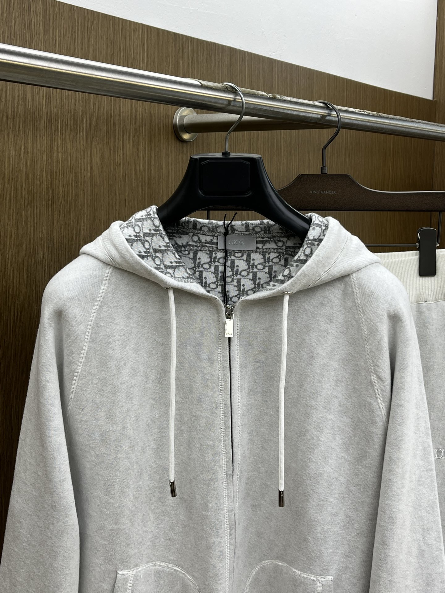 Dior迪奥经典秋冬新款套装羊毛复合提花连帽拉链外套男女同款，最高版本可对比🆚这款连帽运动夹克采用日本优