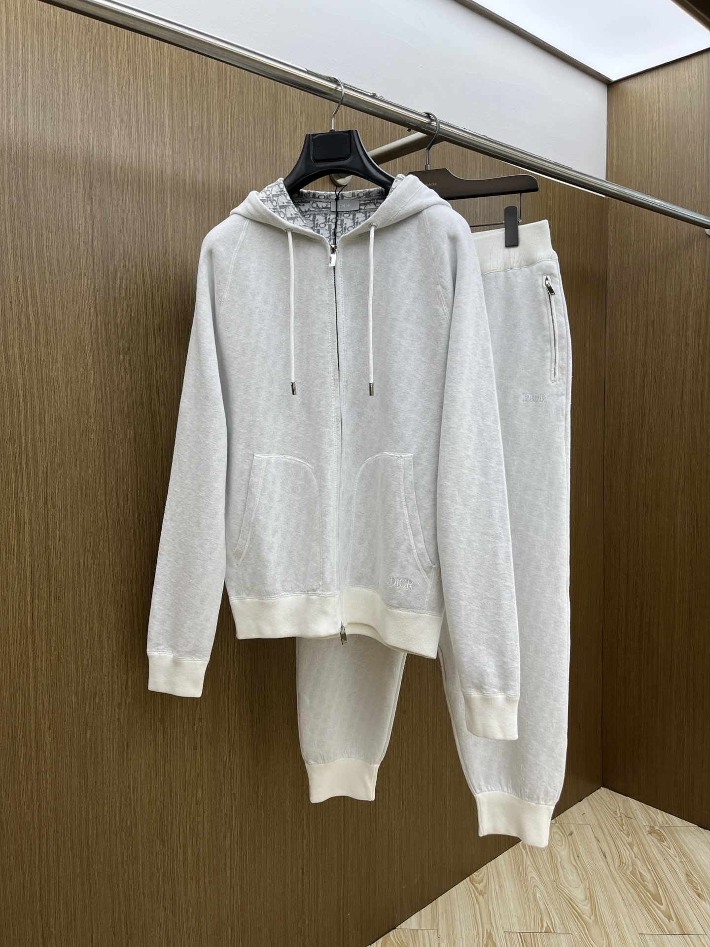 NO:530033,Dior Classic Autumn and Winter New Wool Compound Jacquard Hooded Zipper Jacket, the same style for men and women, the highest version can be compared. This hooded sports jacket is carefully crafted from high-quality Japanese wool and cashmere blend knitted fabric, integrating classic high-order temperament into the basics. It is paired with hoods, zipper closures and ragdoll sleeves, with Dior embroidery on the front and Oblique prints on the inside of the GZ. It can be worn with matching sports trousers for a delicate look. Color white and blue Size S-XXL,,dior,dior,jackets & coats,jackets & coats,hats,alexander wang19860909Dior迪奥经典秋冬新款套装羊毛复合提花连帽拉链外套男女同款,最高版本可对比 这款连帽运动夹克采用日本优质羊毛和山羊绒混纺针织面料精心制作,将经典高订气质融入基本款单品.搭配风帽、拉链开合和插肩袖,正面饰以 Dior 刺绣,GZ 内侧通体饰以 Oblique 印花.可与配套的运动长裤搭配穿着,打造精致造型. 颜色白色 蓝色 尺码S-XXL,,dior,dior,jackets & coats,jackets & coats,hats,alexander wang,Men's clothing