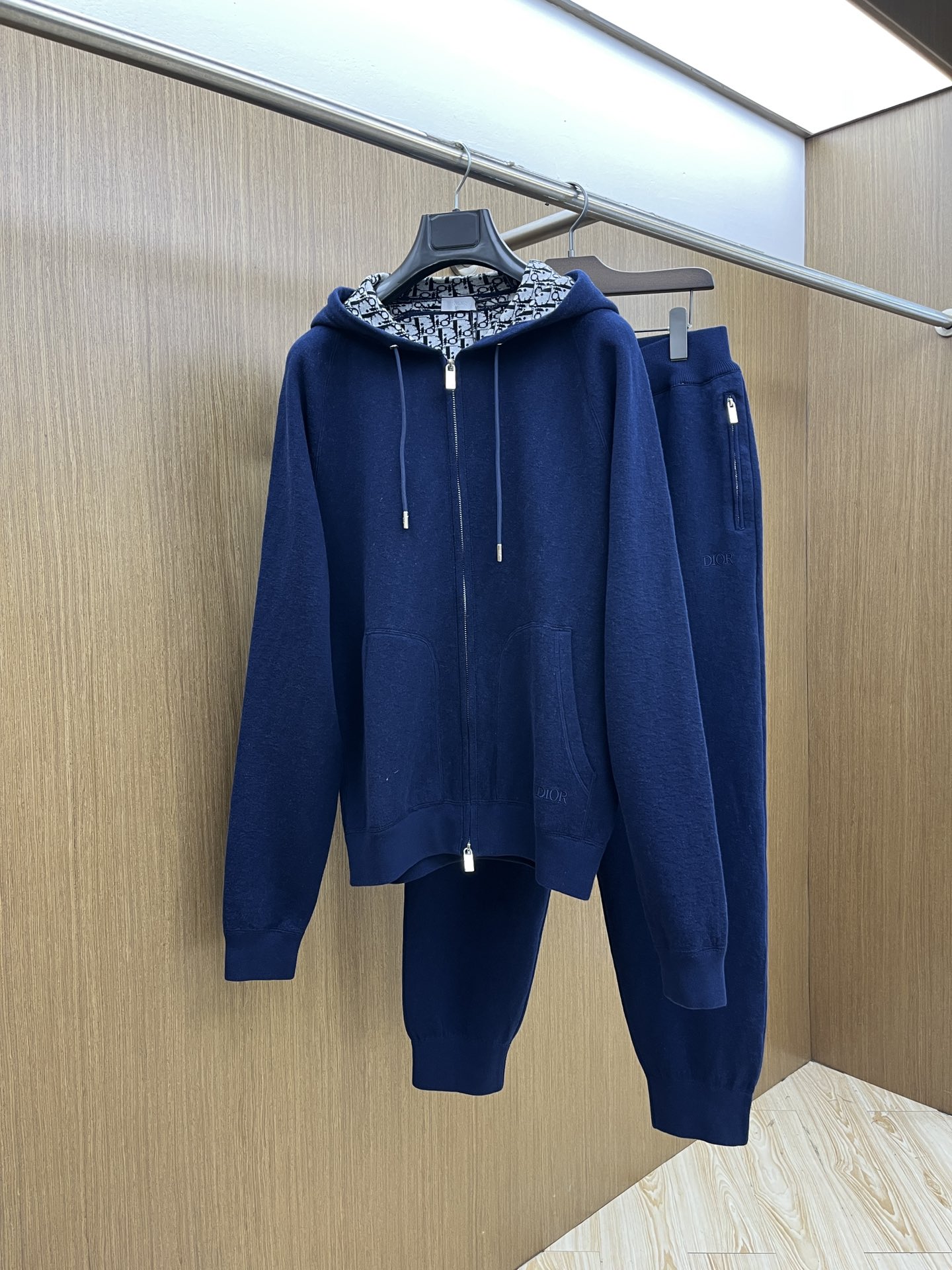 NO:530036,Dior Classic Autumn and Winter New Wool Compound Jacquard Hooded Zipper Jacket, the same style for men and women, the highest version can be compared. This hooded sports jacket is carefully crafted from high-quality Japanese wool and cashmere blend knitted fabric, integrating classic high-order temperament into the basics. It is paired with hoods, zipper closures and ragdoll sleeves, with Dior embroidery on the front and Oblique prints on the inside of the GZ. It can be worn with matching sports trousers for a delicate look. Color white and blue Size S-XXL,,dior,dior,jackets & coats,jackets & coats,hats,alexander wang19860909Dior迪奥经典秋冬新款套装羊毛复合提花连帽拉链外套男女同款,最高版本可对比 这款连帽运动夹克采用日本优质羊毛和山羊绒混纺针织面料精心制作,将经典高订气质融入基本款单品.搭配风帽、拉链开合和插肩袖,正面饰以 Dior 刺绣,GZ 内侧通体饰以 Oblique 印花.可与配套的运动长裤搭配穿着,打造精致造型. 颜色白色 蓝色 尺码S-XXL,,dior,dior,jackets & coats,jackets & coats,hats,alexander wang,Men's clothing