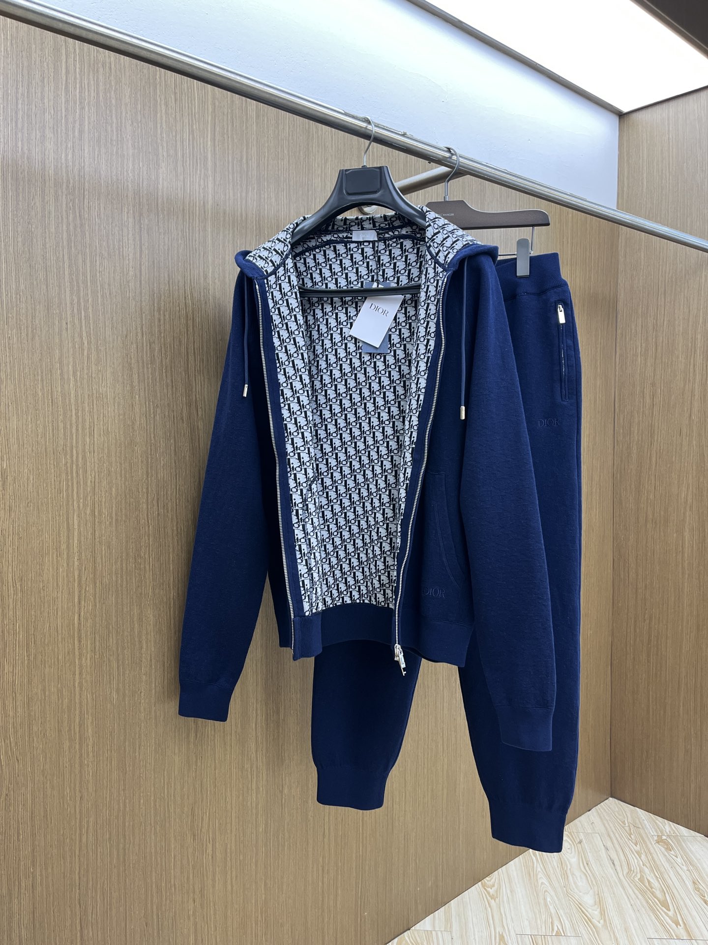 Dior迪奥经典秋冬新款套装羊毛复合提花连帽拉链外套男女同款，最高版本可对比🆚这款连帽运动夹克采用日本优