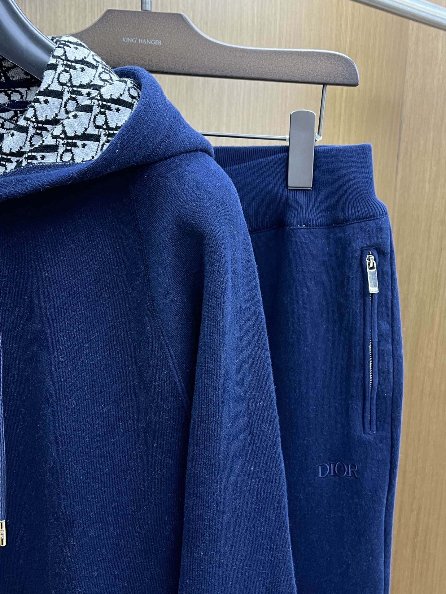 Dior迪奥经典秋冬新款套装羊毛复合提花连帽拉链外套男女同款，最高版本可对比🆚这款连帽运动夹克采用日本优