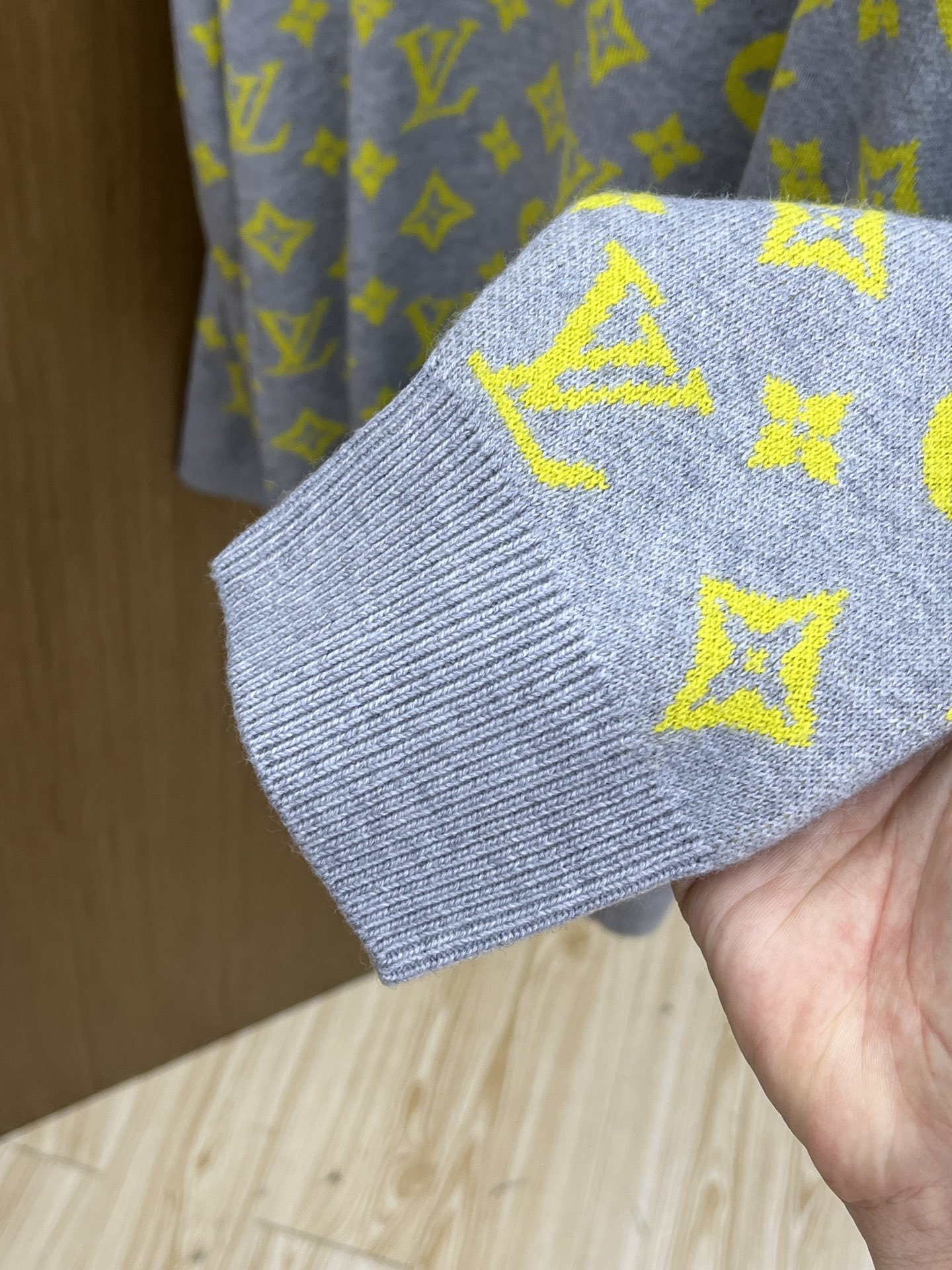 秋冬 LV 毛衣 🔥火啊2025秋冬最新系列，专柜1:1顶级复刻，全品相！潮人必备单品！懂货的老铁赶紧下