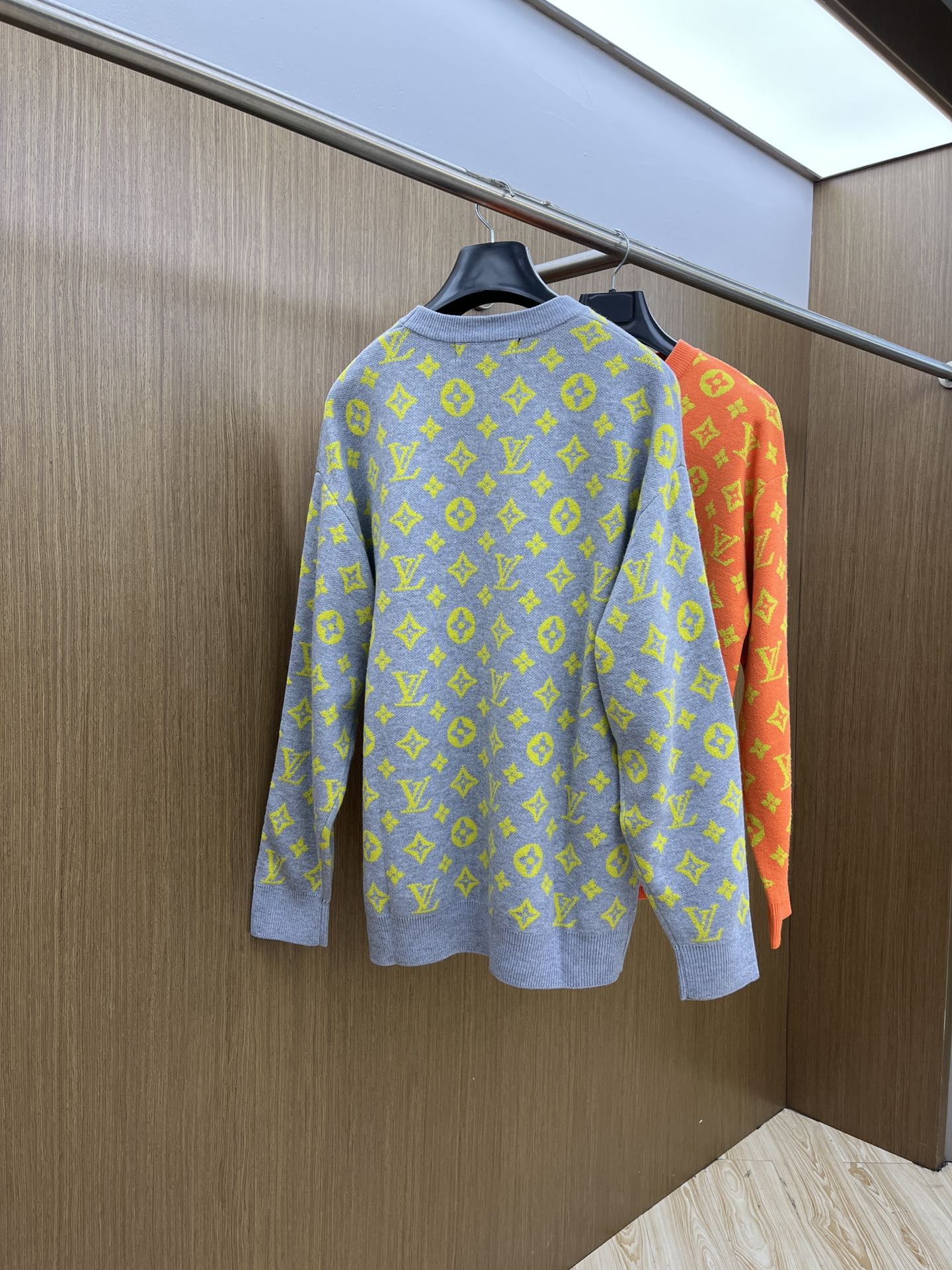 秋冬 LV 毛衣 🔥火啊2025秋冬最新系列，专柜1:1顶级复刻，全品相！潮人必备单品！懂货的老铁赶紧下